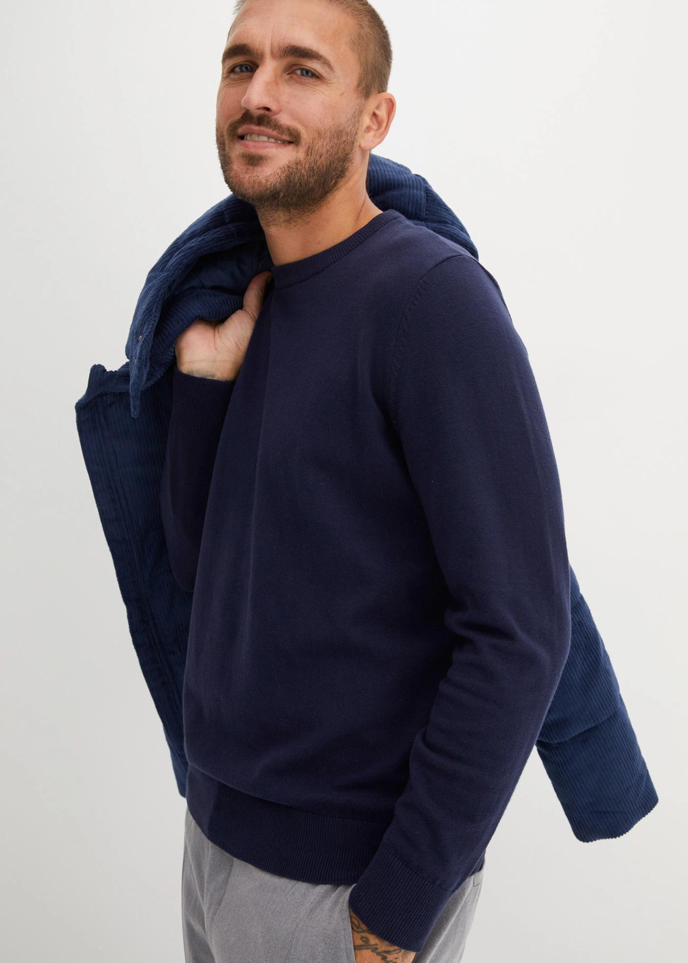 Pull doux en fine maille de coton majoritaire • bleu foncé • Boutique bonprix