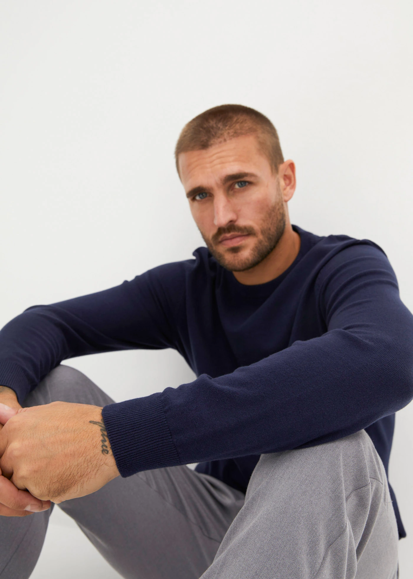 Fijngebreide trui in een zachte katoemix • donkerblauw • bonprix online shop