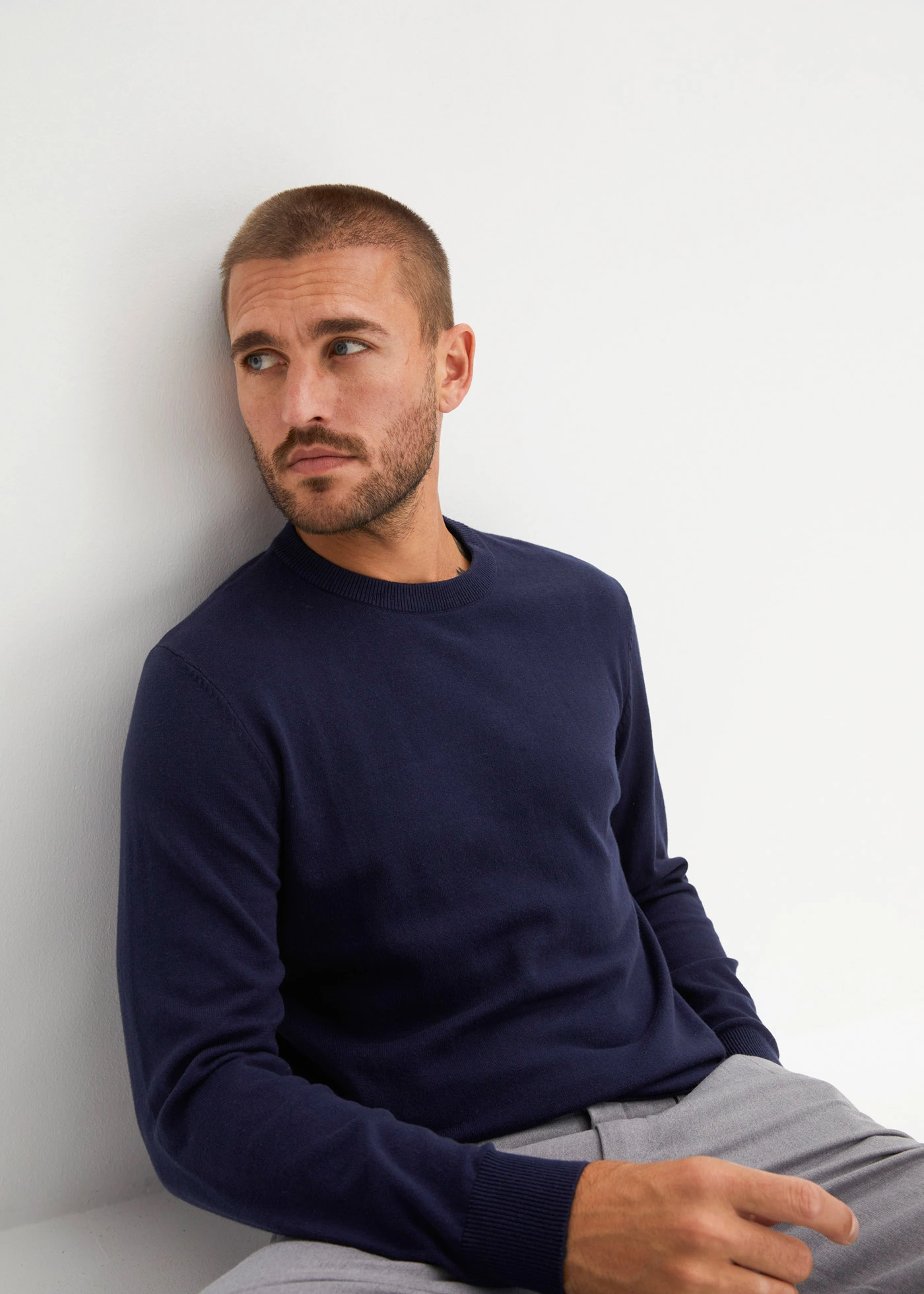 Pull doux en fine maille de coton majoritaire • bleu foncé • Boutique bonprix