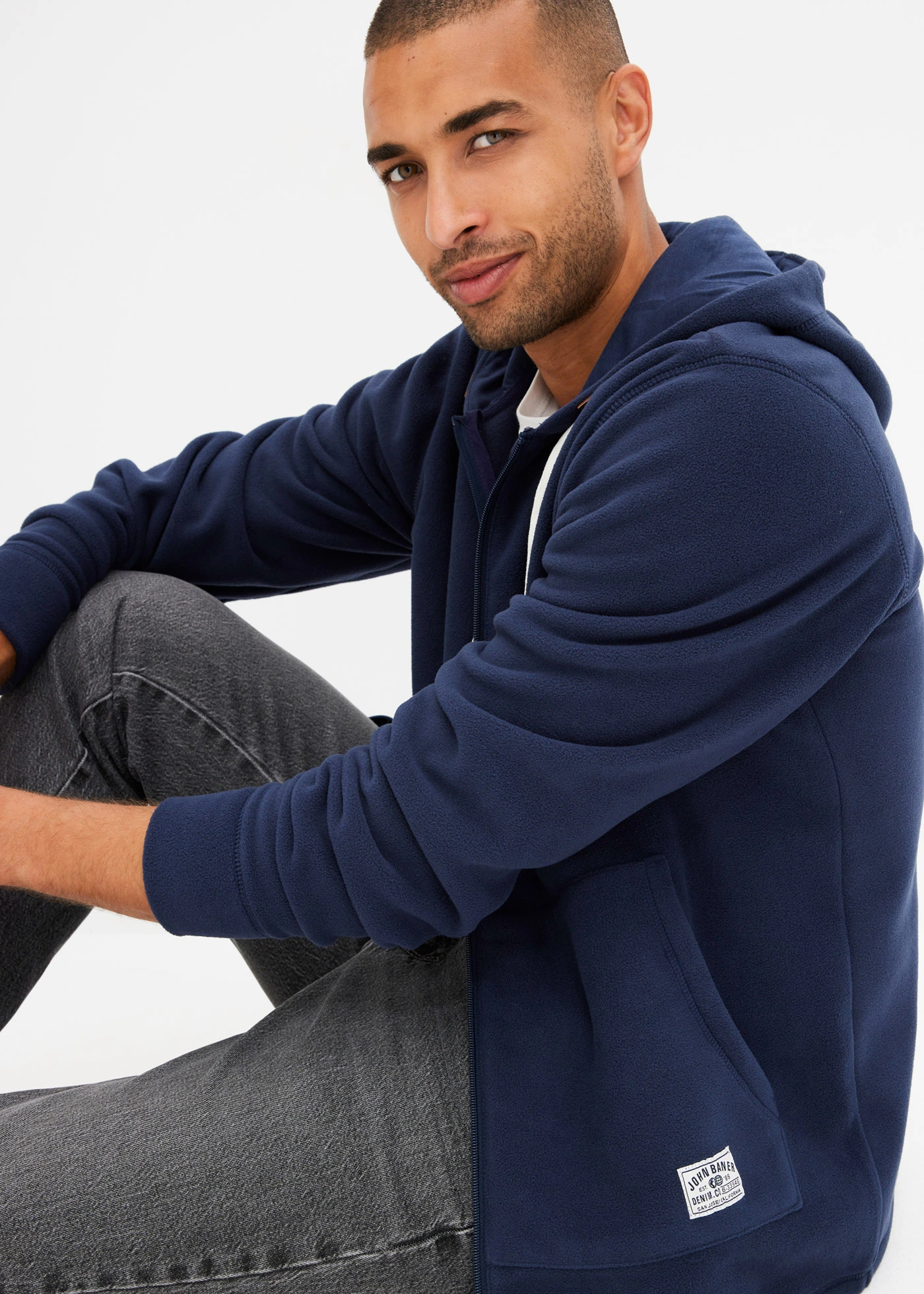 Veste polaire à capuche et poches plaquées • bleu foncé • Boutique bonprix