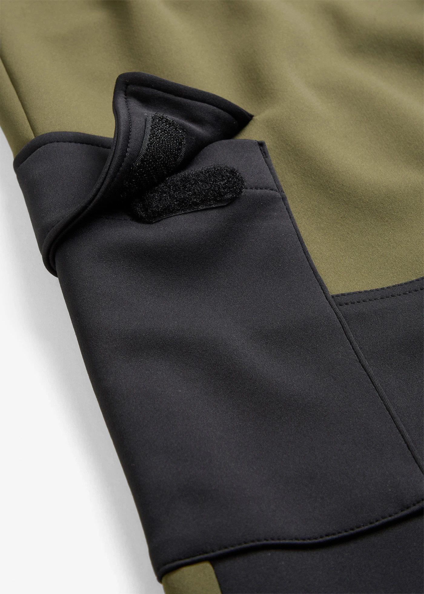 Softshell cargobroek, in de breedte verstelbaar • donkerolijfgroen/zwart • bonprix online shop
