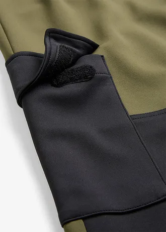 Softshell cargobroek, in de breedte verstelbaar • donkerolijfgroen/zwart • bonprix online shop