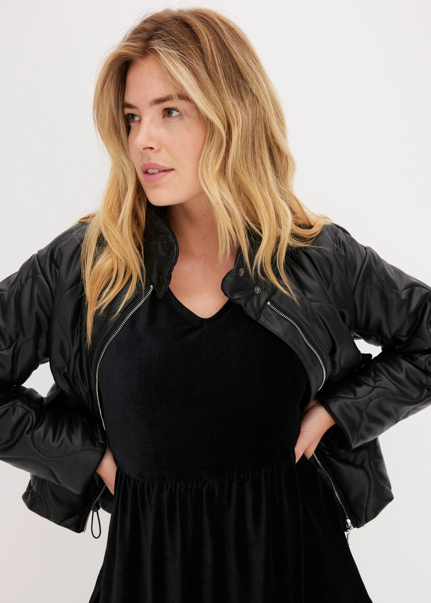 Minišaty z elastického sametu • černá • bonprix obchod