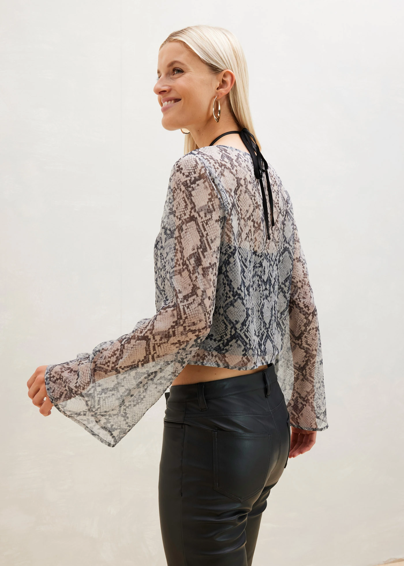 Bluzka shirtowa z nadrukiem • beżowo-czarny we wzór skóry węża • bonprix obchod