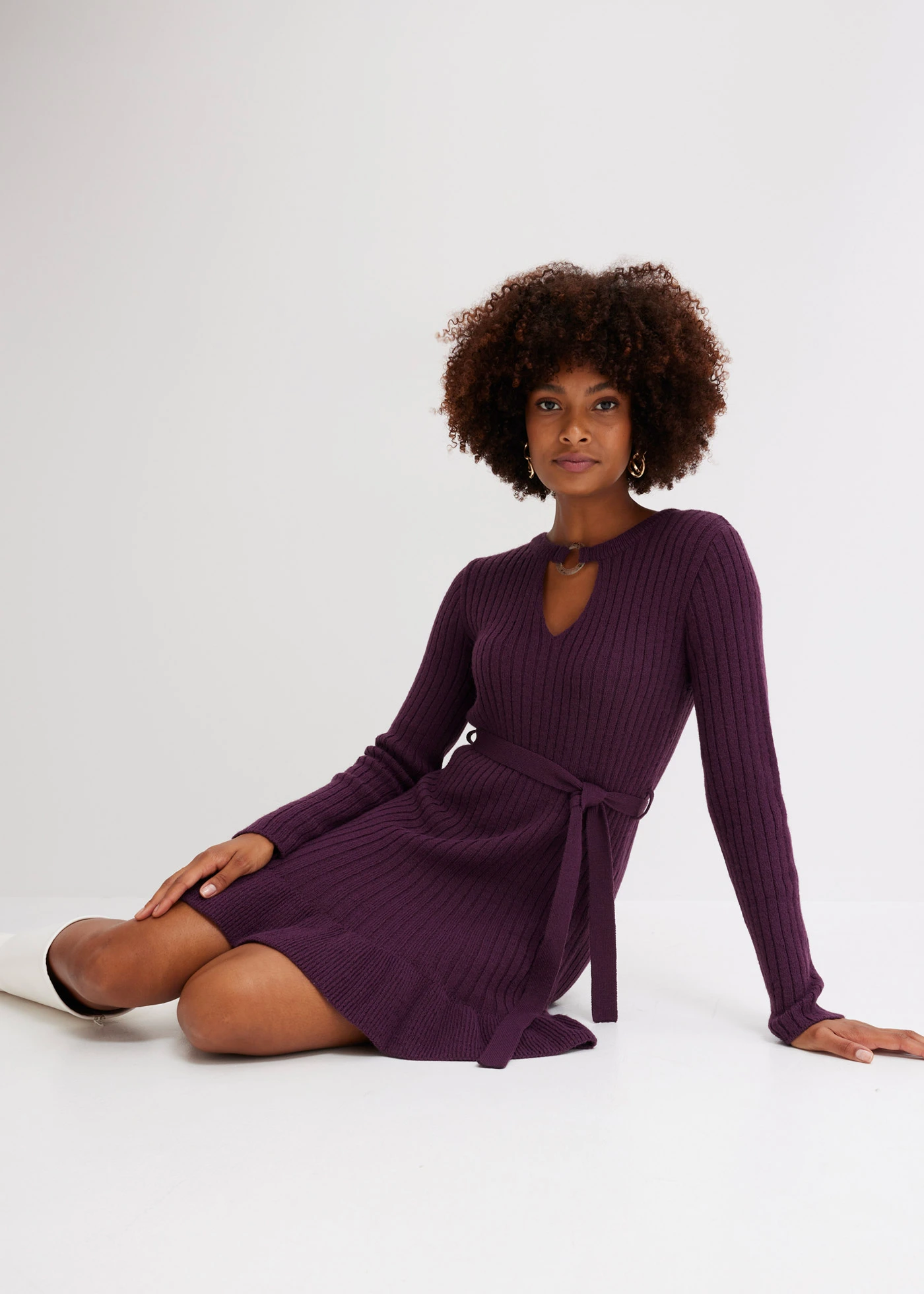 Gebreide jurk met geribd patroon en ring • donkerpaars • bonprix online shop