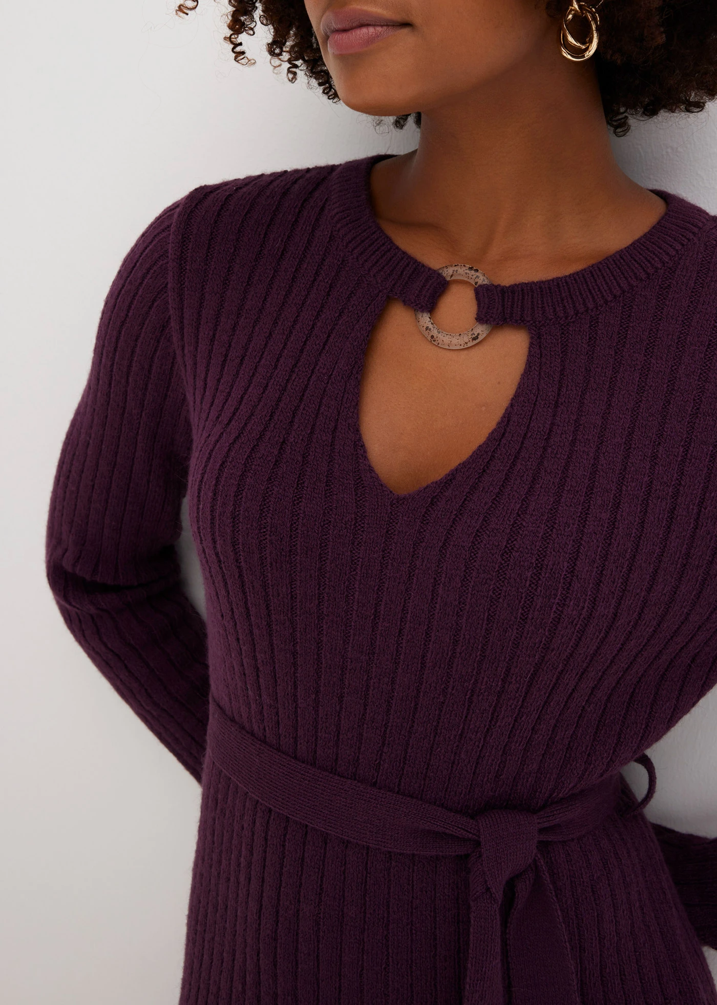 Gebreide jurk met geribd patroon en ring • donkerpaars • bonprix online shop