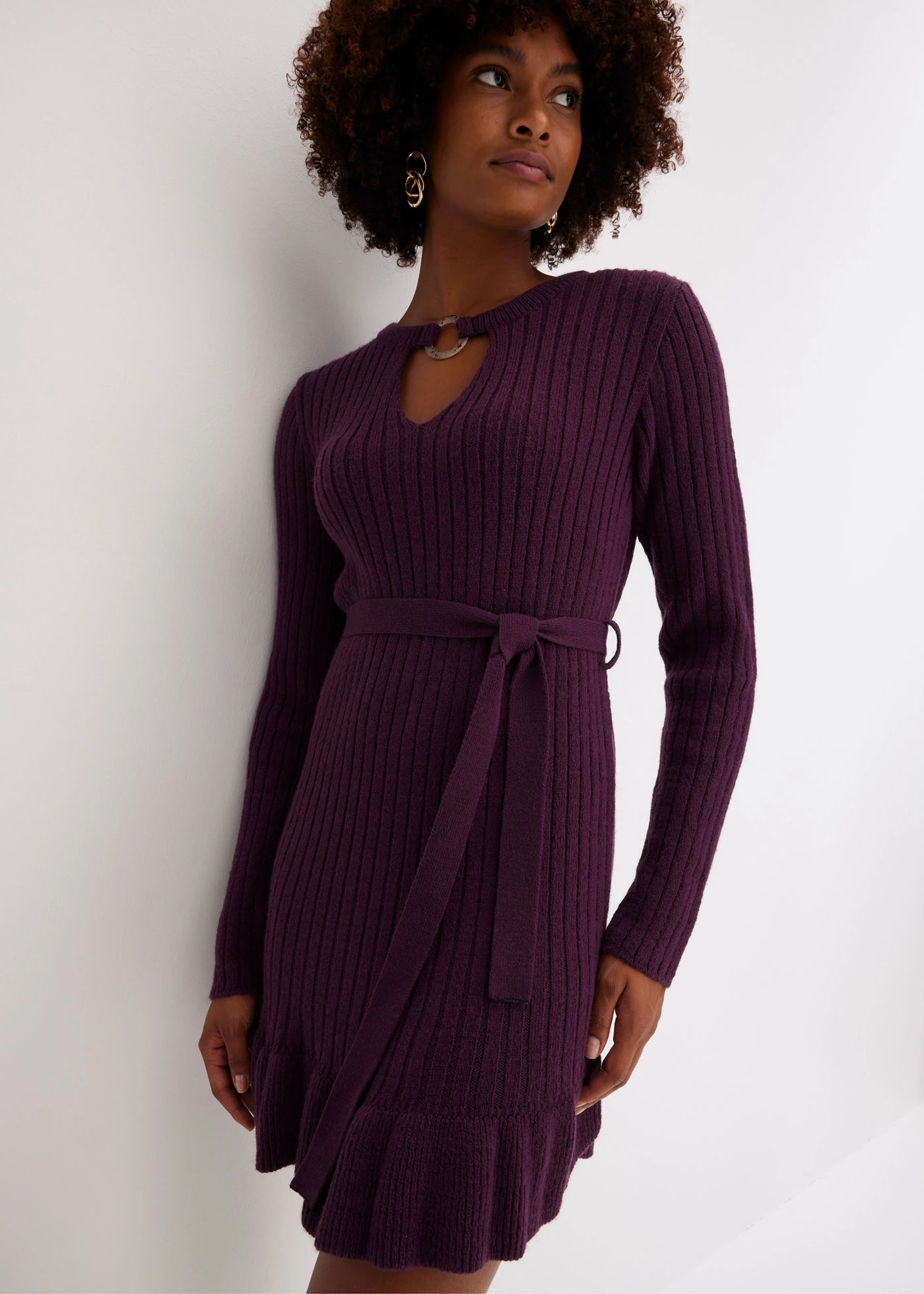 Gebreide jurk met geribd patroon en ring • donkerpaars • bonprix online shop