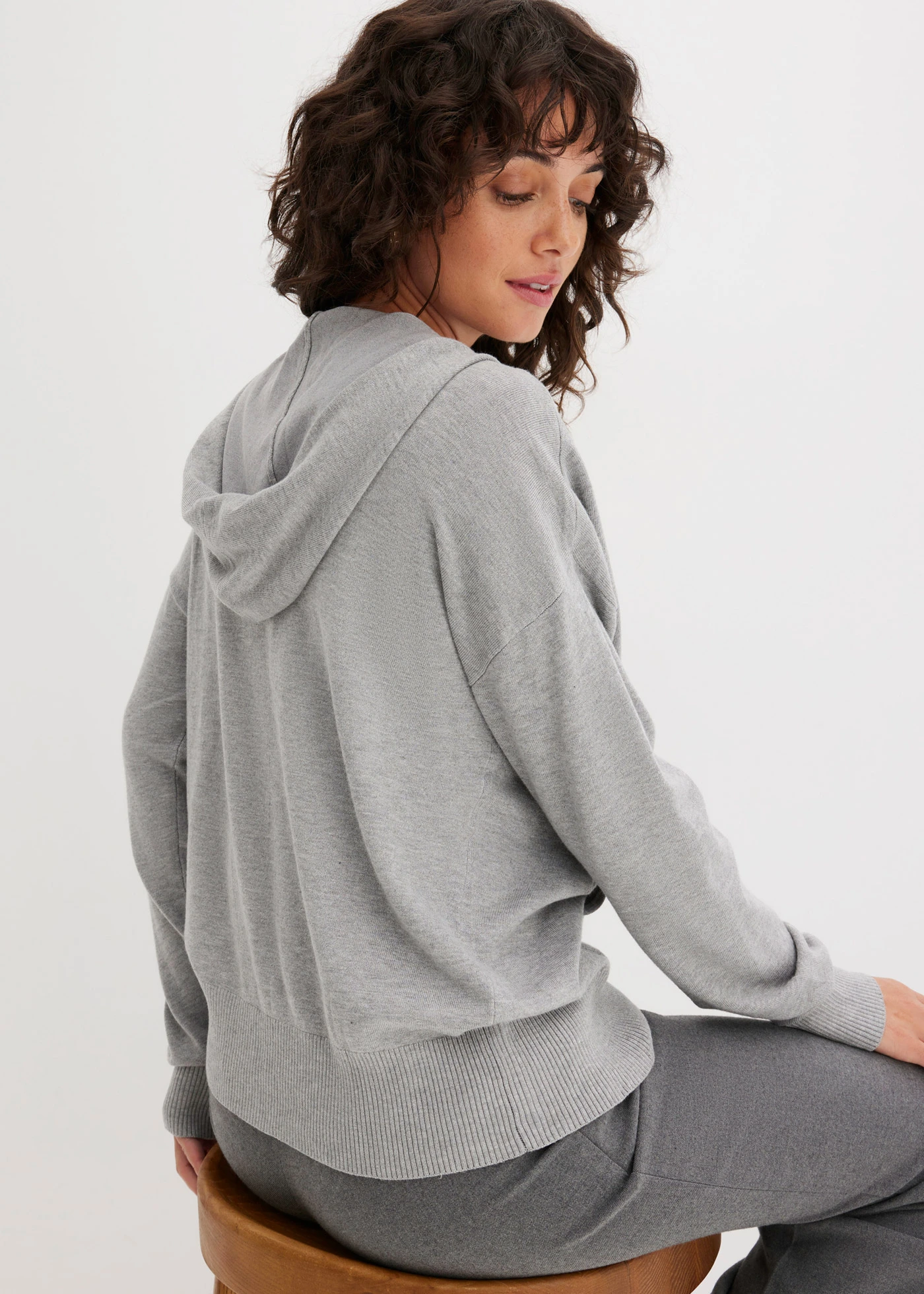 Svetr s kapucí a klokaní kapsou, z viskózové směsi • světle šedý melír • bonprix obchod