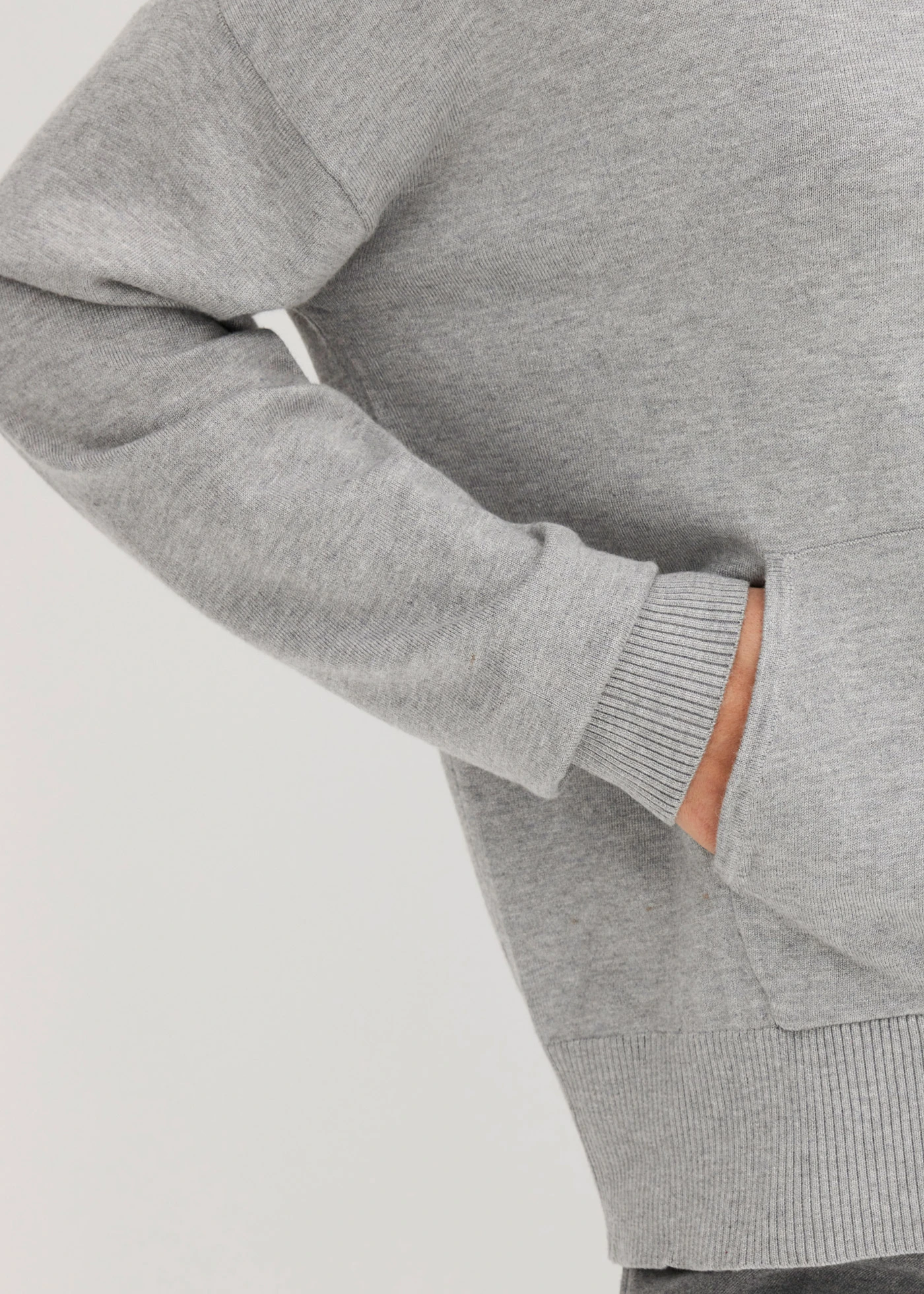 Svetr s kapucí a klokaní kapsou, z viskózové směsi • světle šedý melír • bonprix obchod