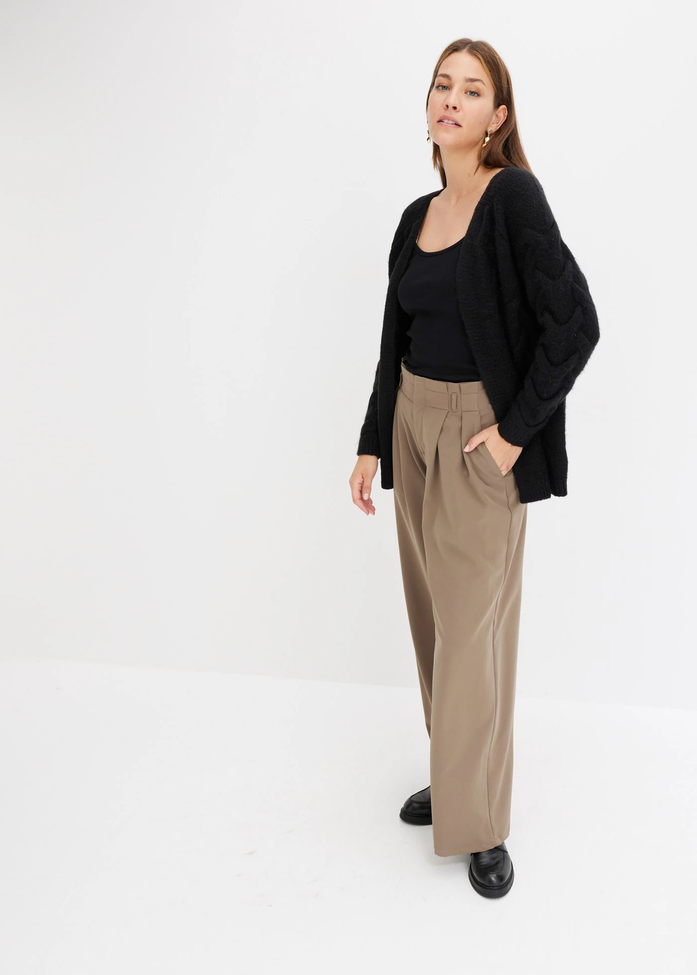Pantalon à pinces avec  taille élastiquée • olive • Boutique bonprix
