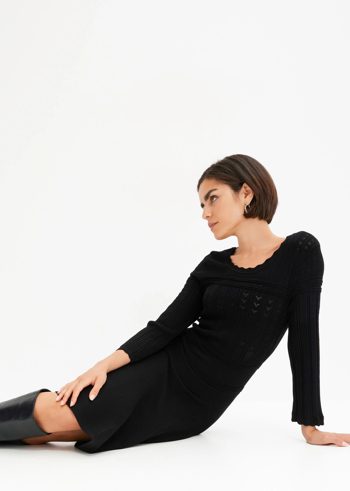 Pletené šaty s ažurovým vzorem • černá • bonprix obchod