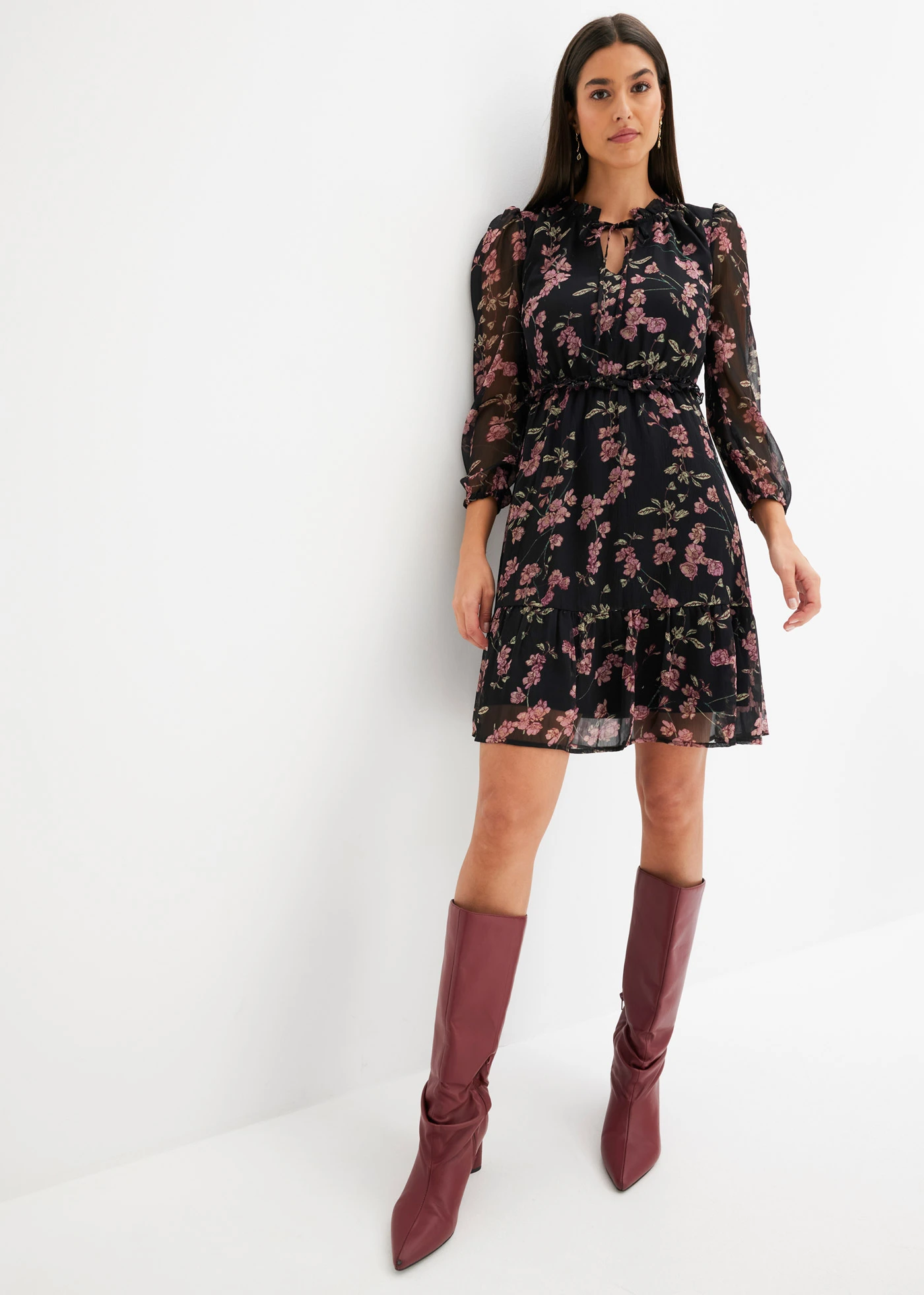 Šifónové šaty • čierna kvetovaná • obchod bonprix