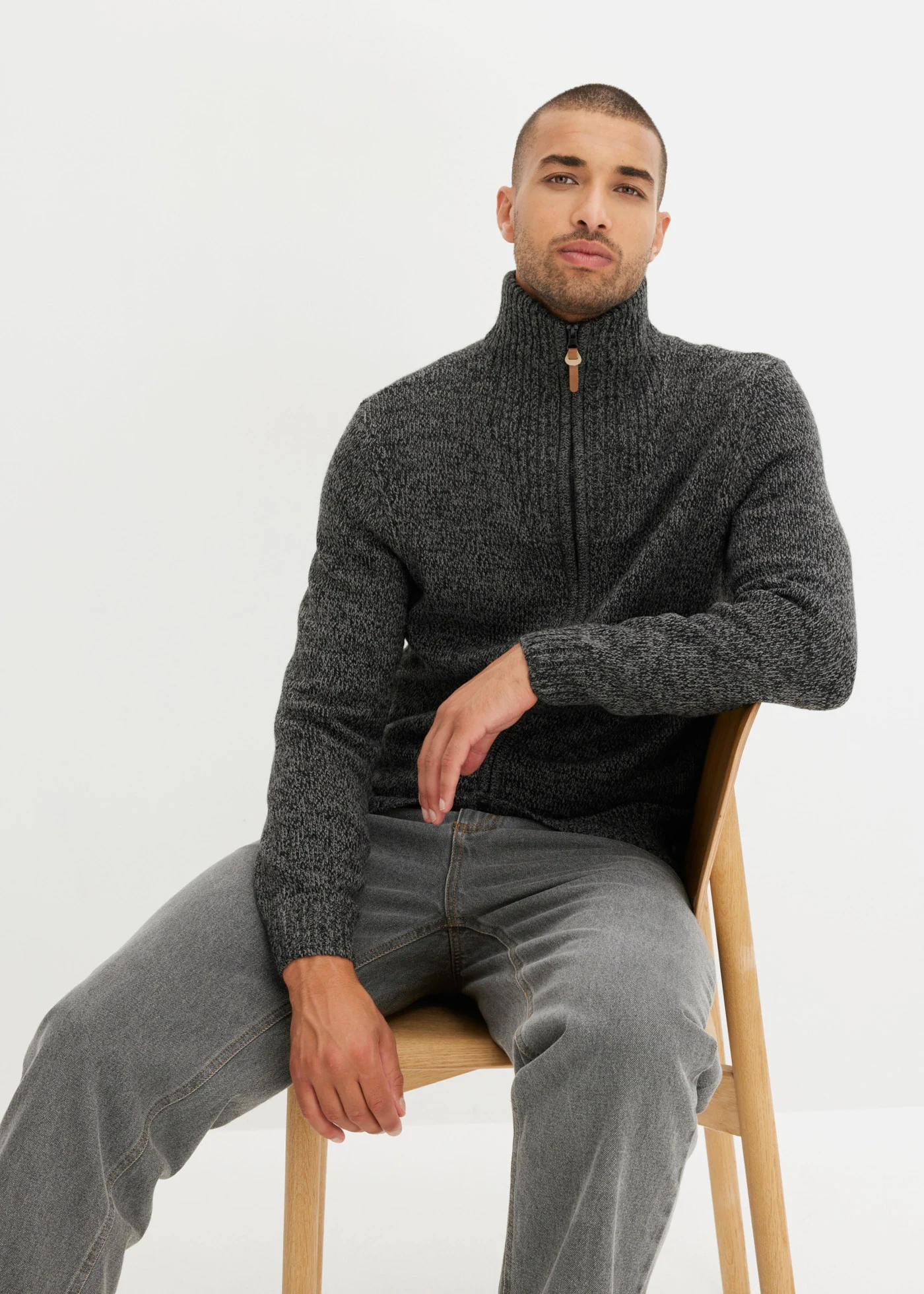 Jachetă din tricot cu ochiuri mari, cu guler înalt • gri fumuriu-negru melanj • magazin bonprix