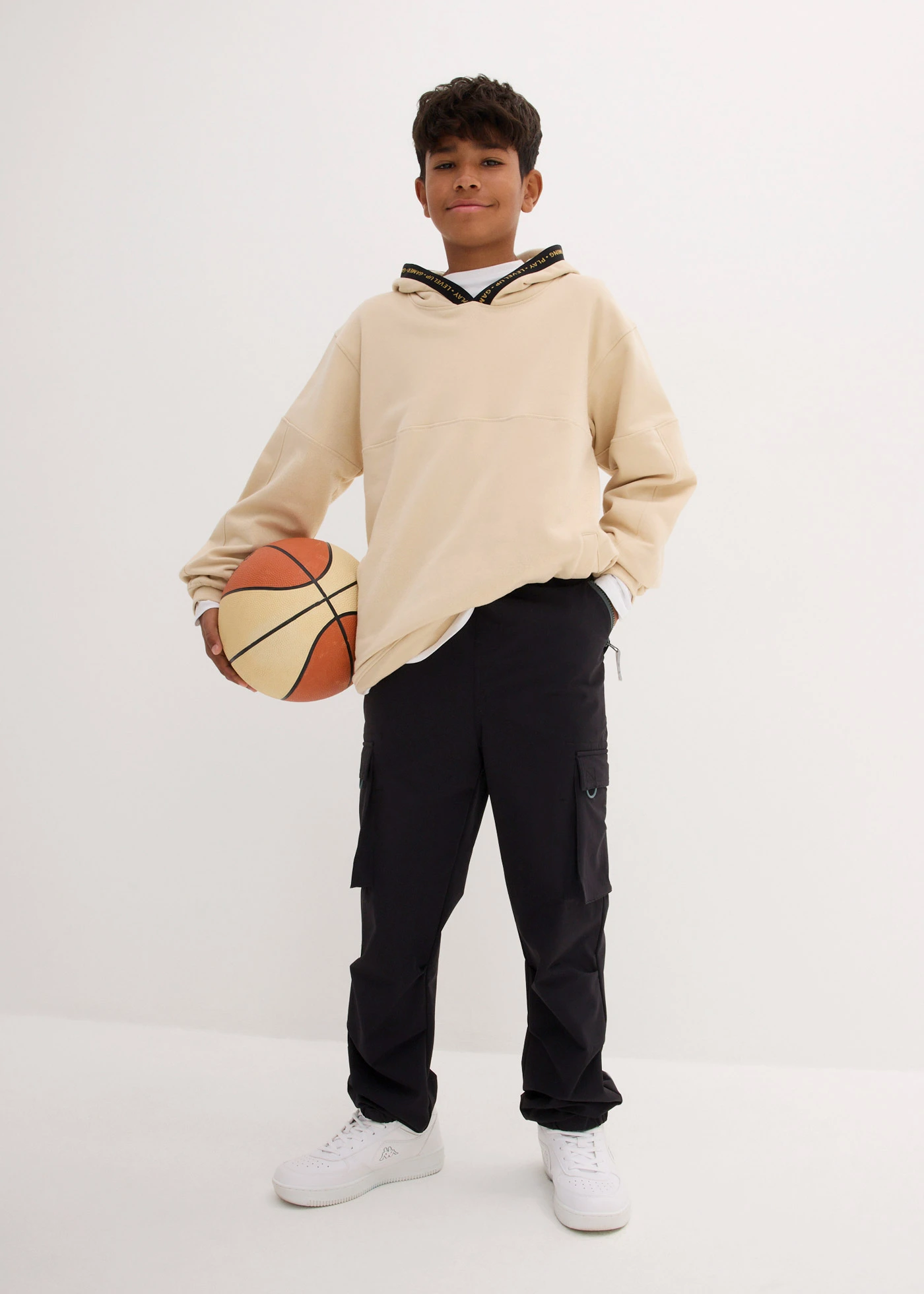 Voděodolné softshellové cargo kalhoty se strečem, s nastavitelnou šířkou • černo-eukalyptově zelená • bonprix obchod