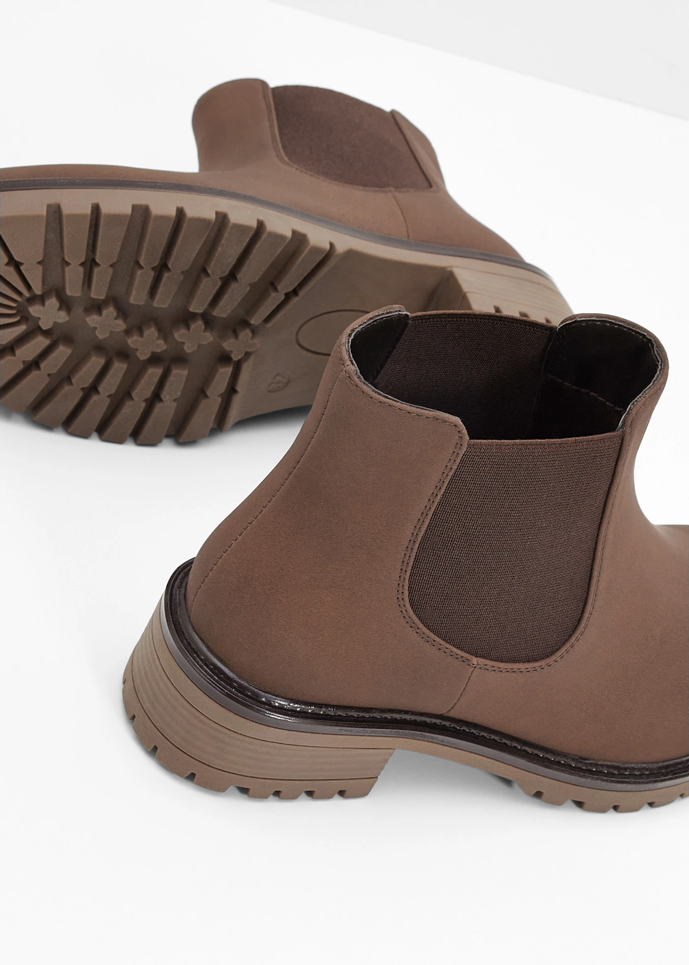 Chelsea boots met geprofileerde zool • donkerbruin • bonprix online shop