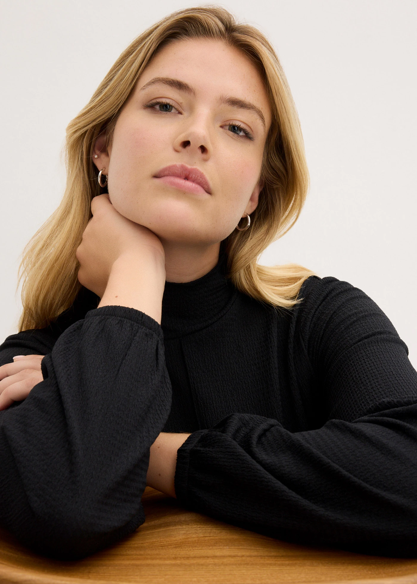 Midi ruha struktúrás kreppből • fekete • bonprix áruház