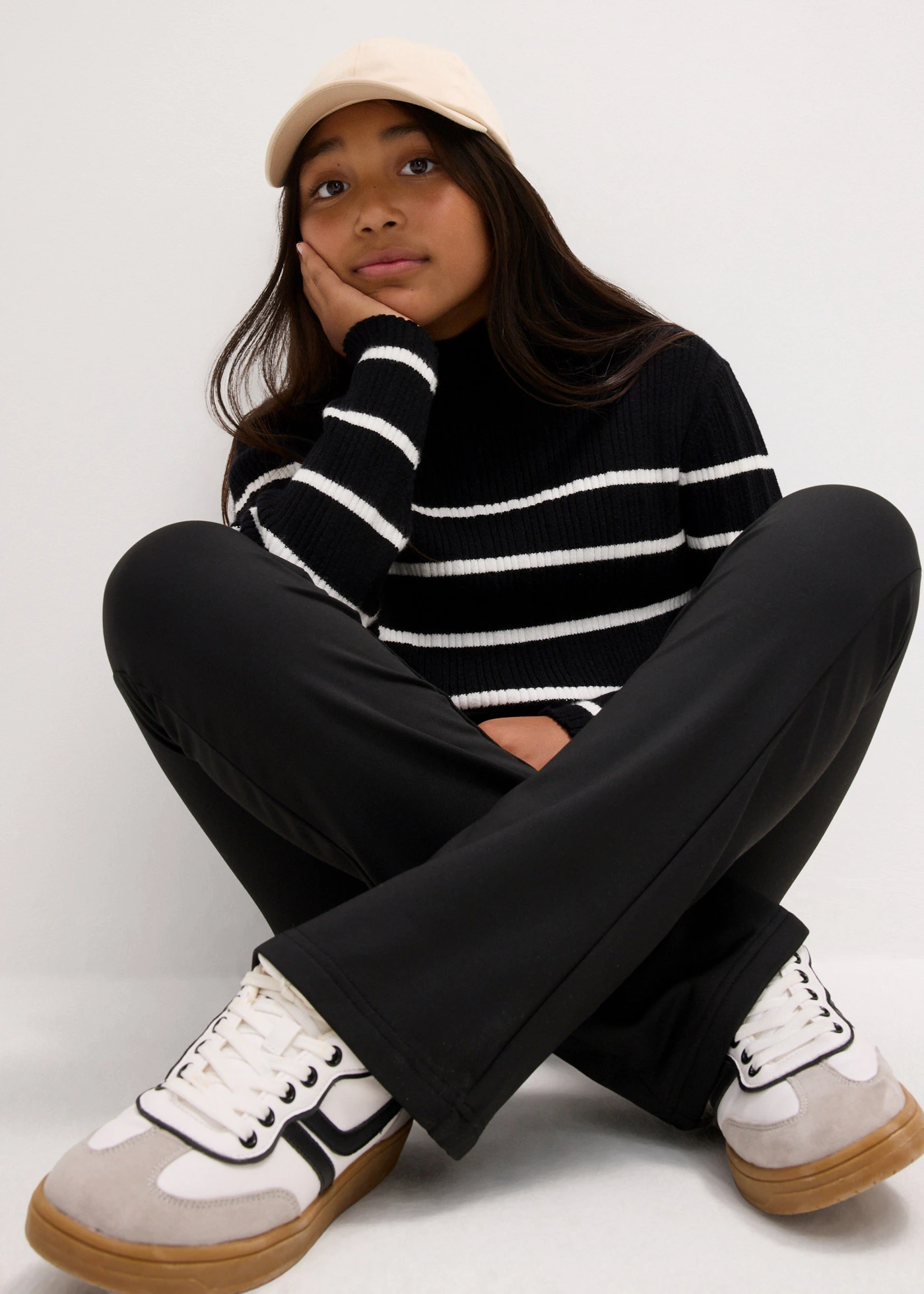 Rozšiřující se žerzejové kalhoty s počesanou vnitřní stranou • černá • bonprix obchod