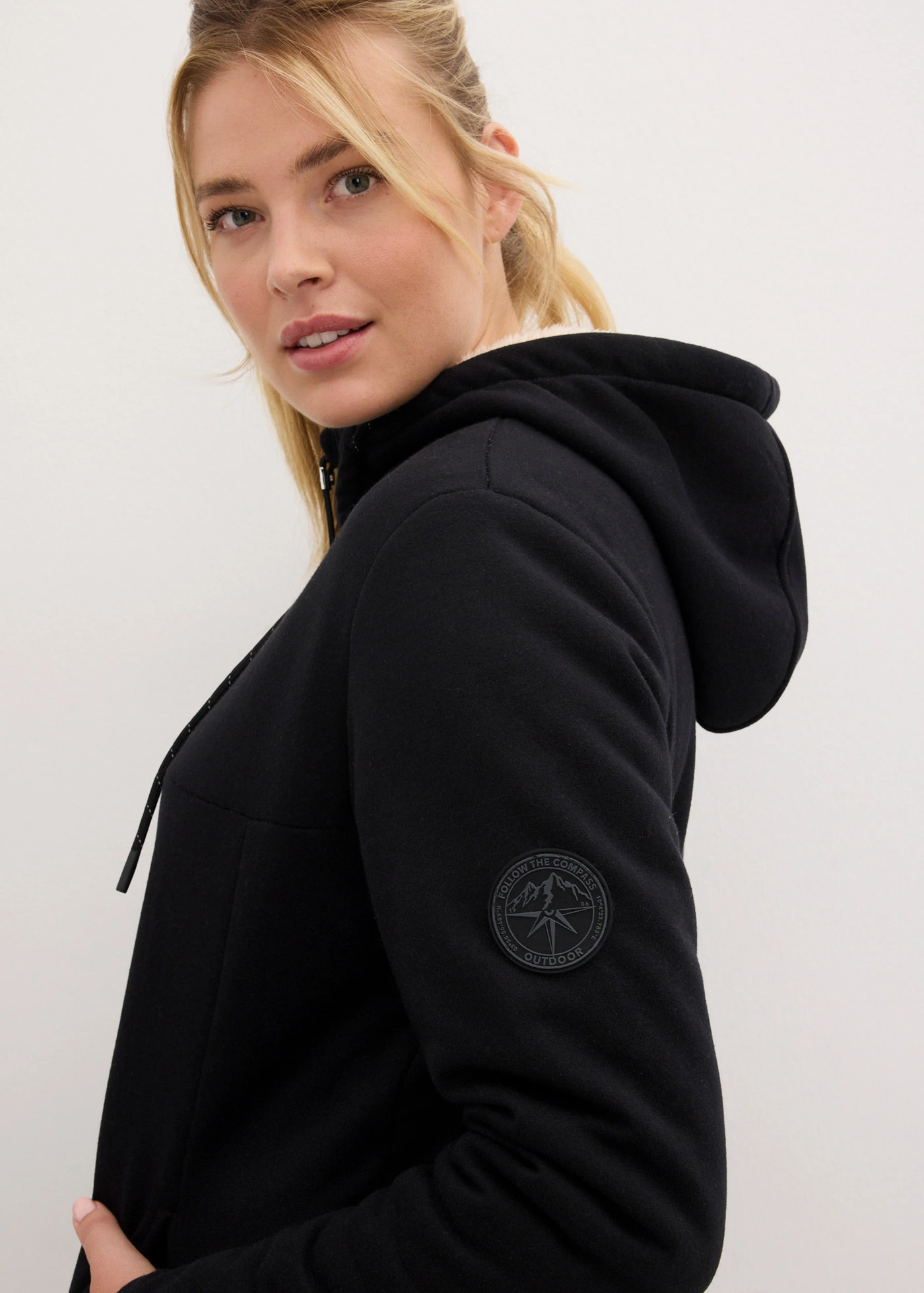 Veste polaire doublée sherpa • noir/beige sable • Boutique bonprix