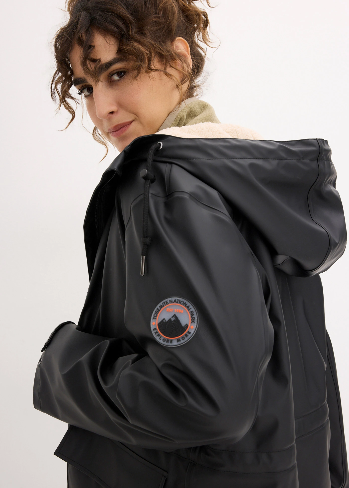 Bunda do deště s medvídkovou podšívkou, z voděodolného materiálu • černá • bonprix obchod