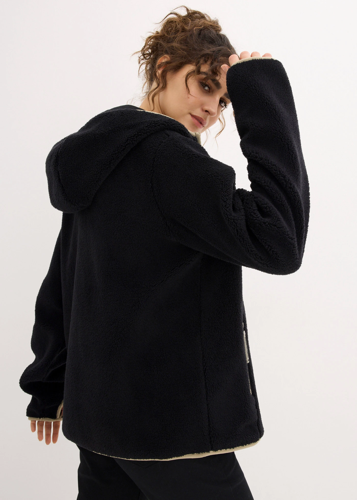 Veste en polaire peluche à capuche • noir • Boutique bonprix