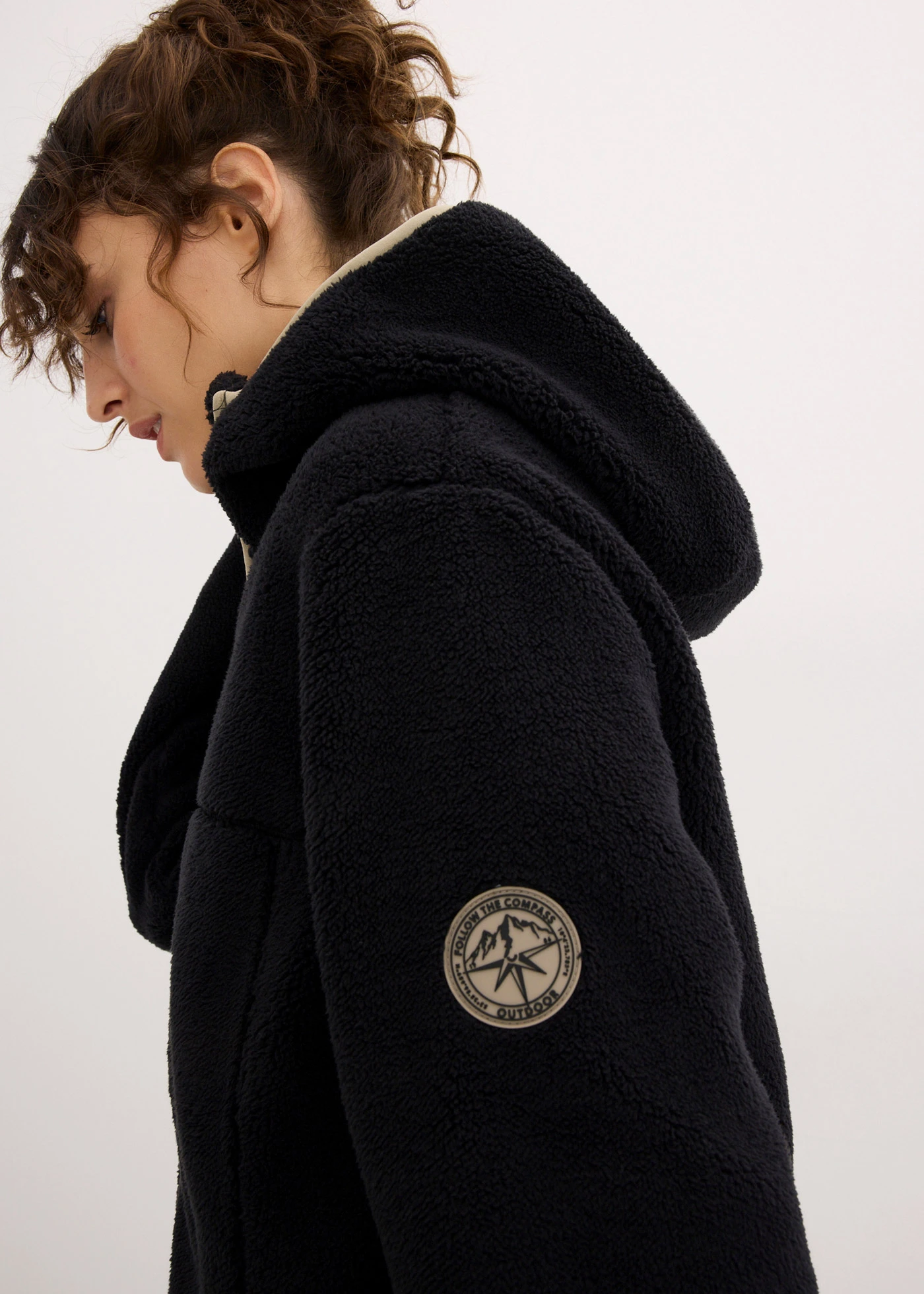 Veste en polaire peluche à capuche • noir • Boutique bonprix