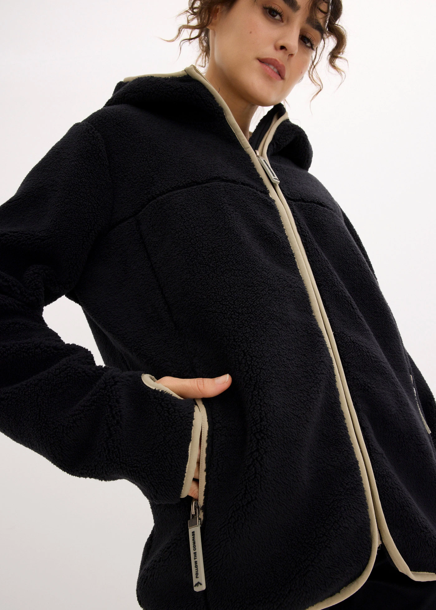 Veste en polaire peluche à capuche • noir • Boutique bonprix
