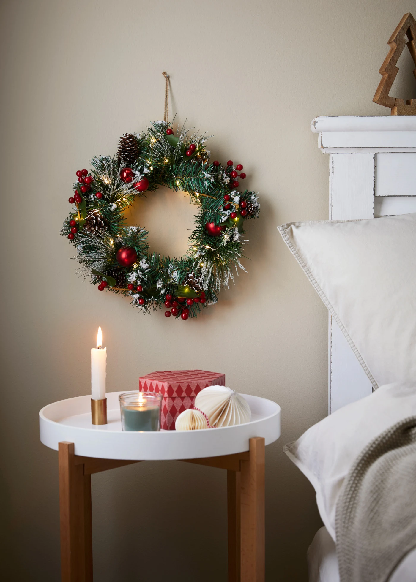 Couronne de porte LED avec décorations • vert • Boutique bonprix