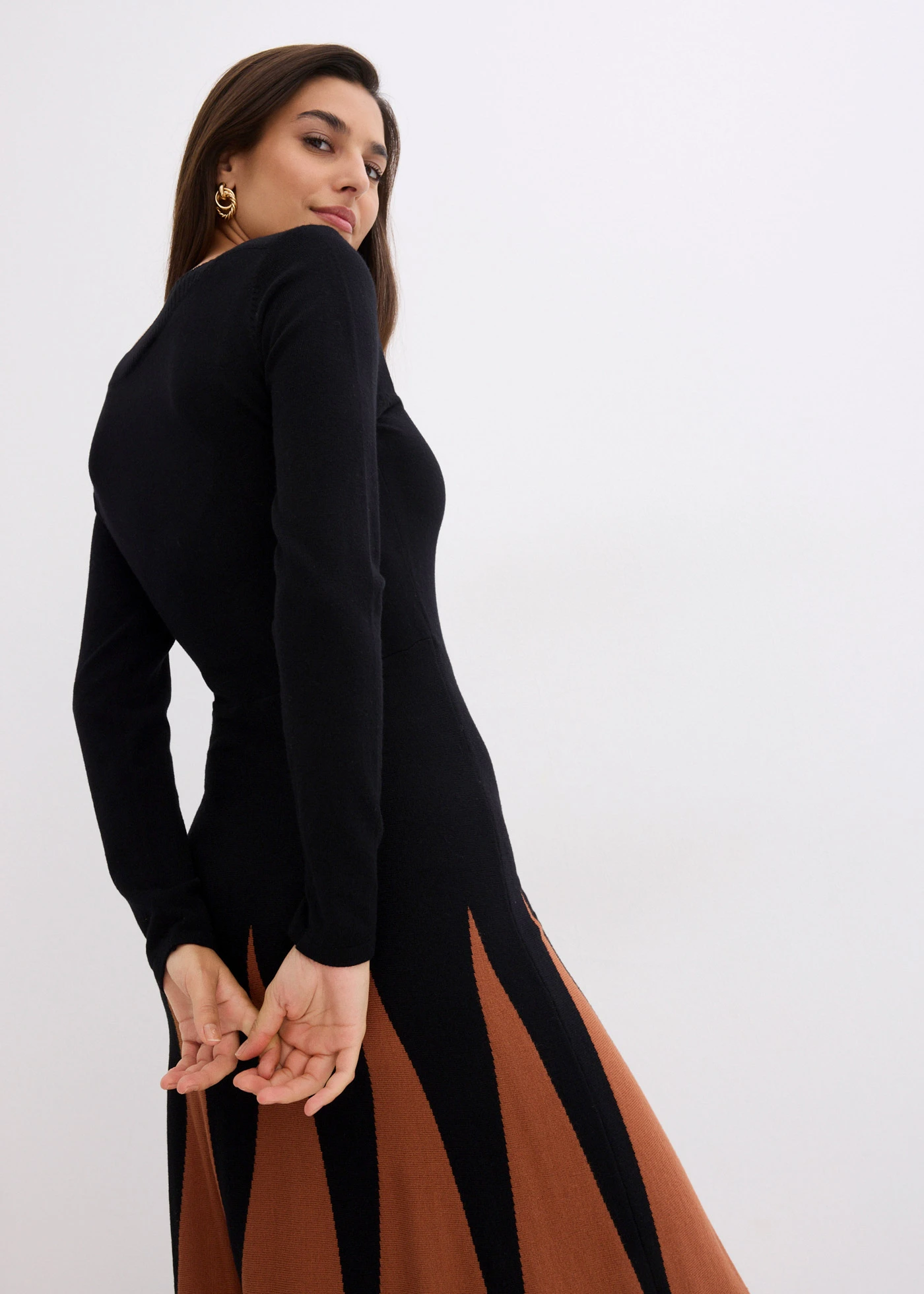 Pletené šaty s kostkovaným vzorem • černo-kaštanově hnědá s grafickým vzorem • bonprix obchod