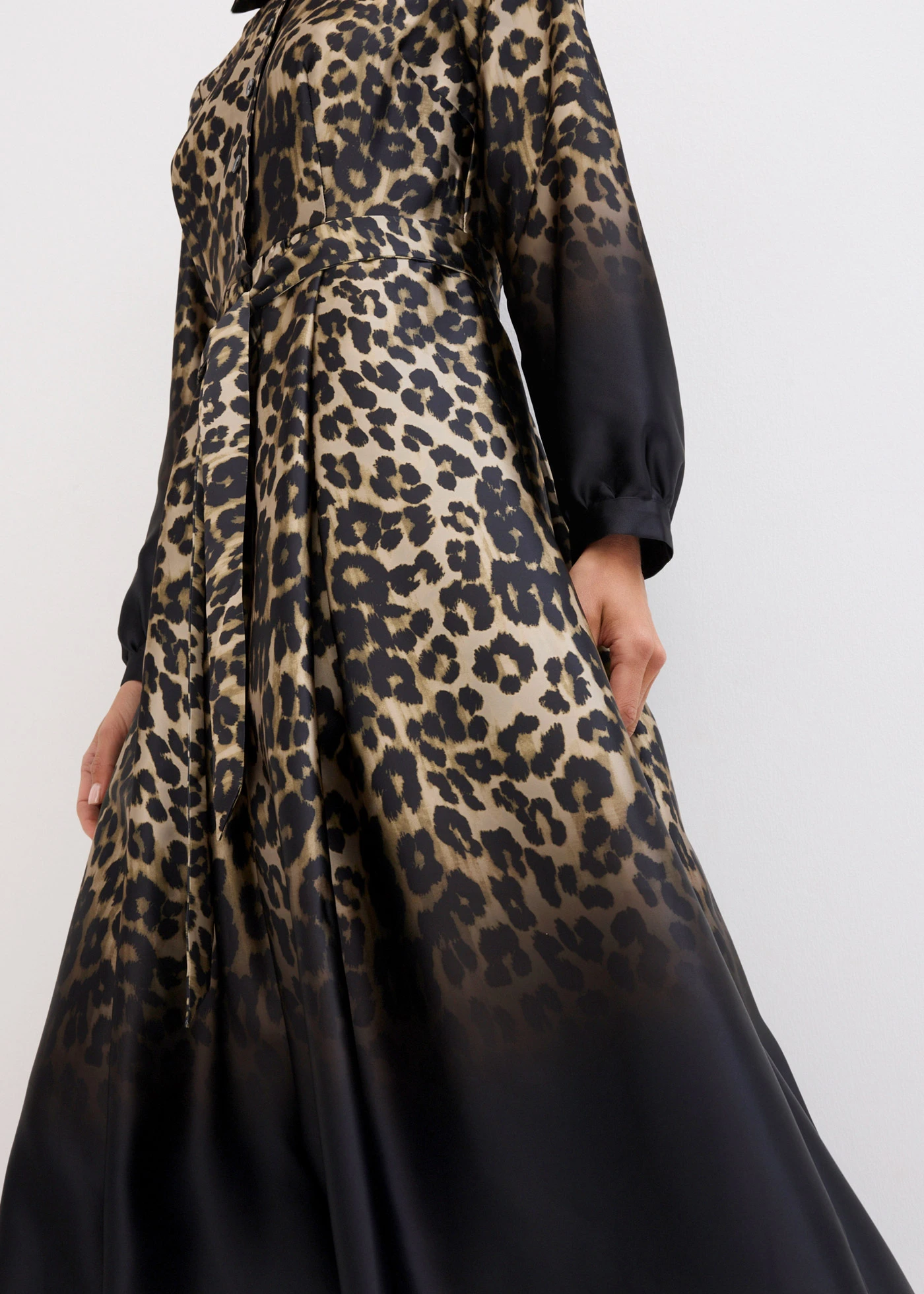 Robe-chemise en satin • noir-sable imprimé léopard • Boutique bonprix