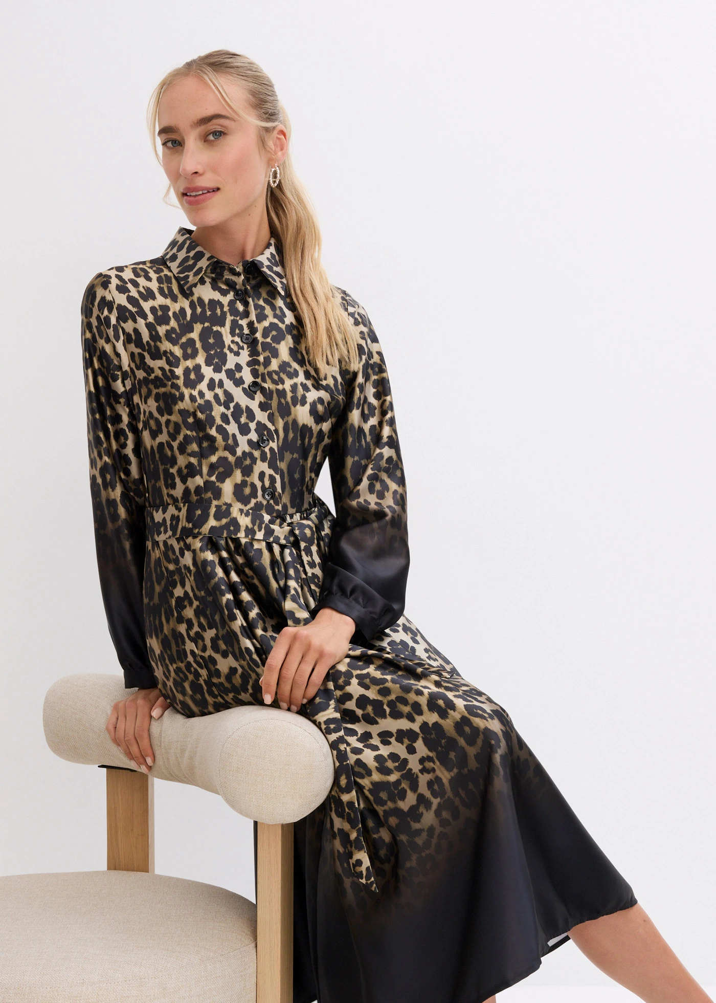 Robe-chemise en satin • noir-sable imprimé léopard • Boutique bonprix