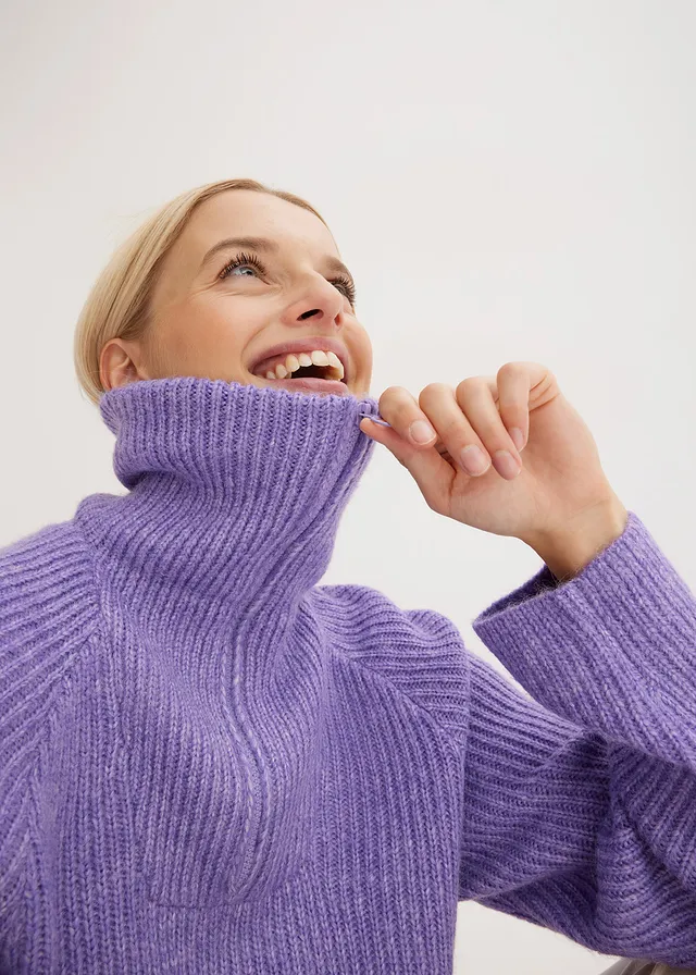 Sweter w prążki ze stójką • kremowy liliowy • sklep bonprix