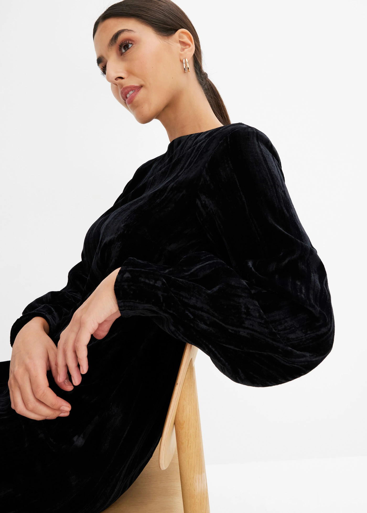 Mini šaty ze sametu • černá • bonprix obchod