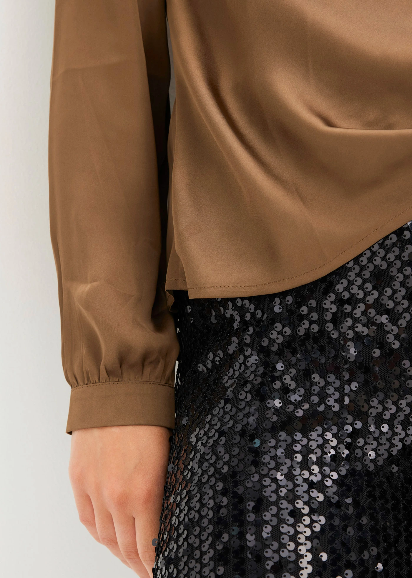 Halenka z jemného saténu • nugátově hnědá • bonprix obchod