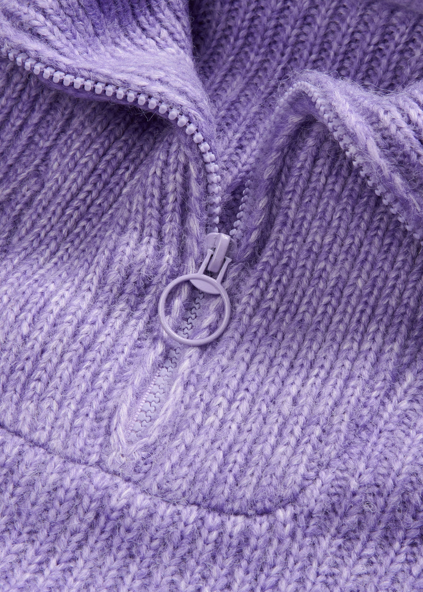 Sweter w prążki ze stójką • kremowy liliowy • sklep bonprix