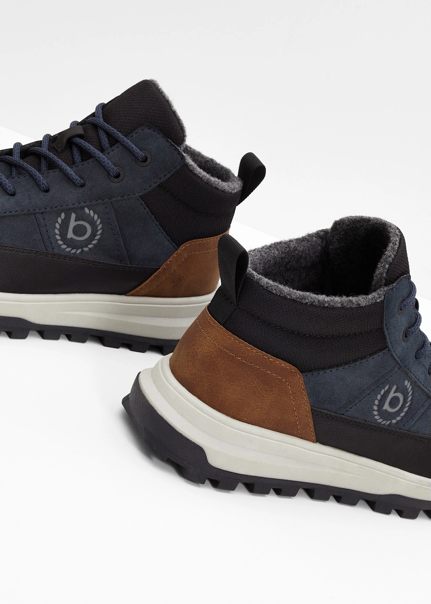 Boots lacées Bugatti à semelle crantée • bleu foncé + noir • Boutique bonprix