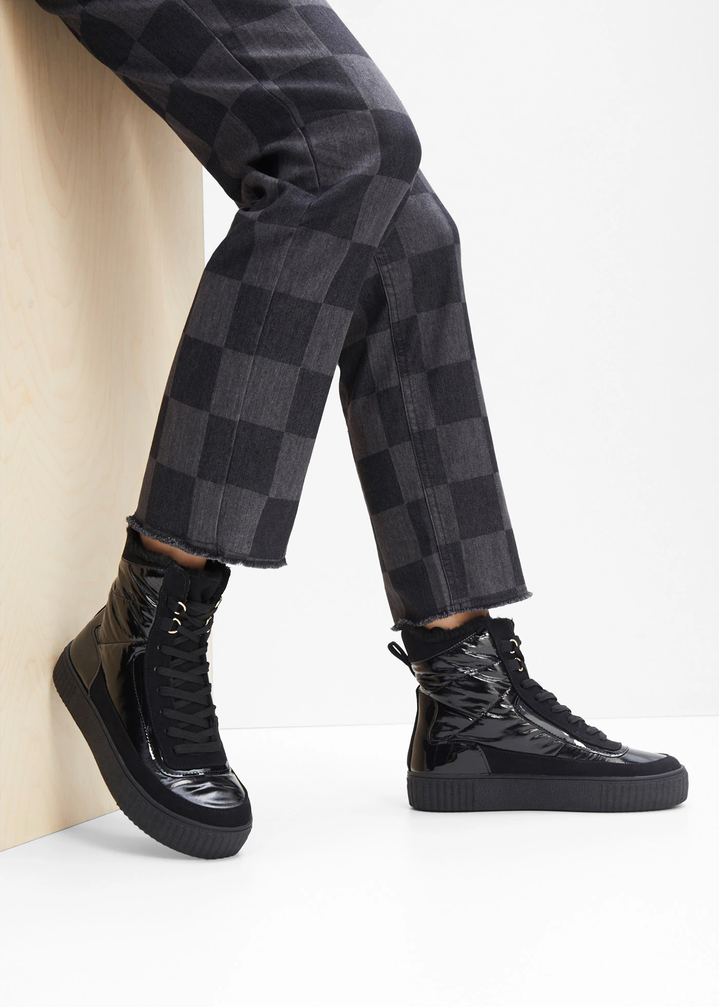 Boots fourrées à lacets • noir • Boutique bonprix