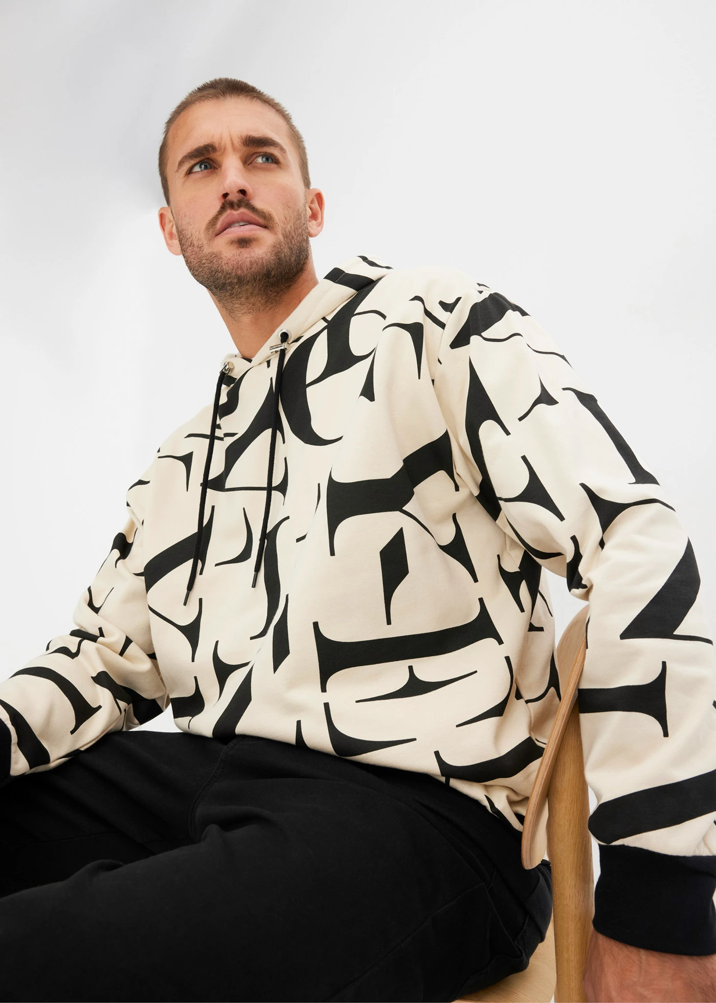 Sweat à capuche 100% coton, coupe loose • sable clair-noir • Boutique bonprix