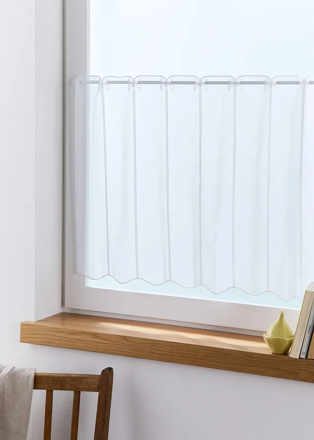 Vitrážková záclona s výšivkou