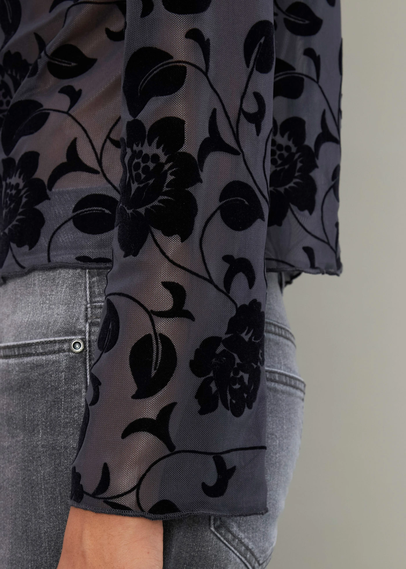 Licht transparante longsleeve • antraciet gebloemd • bonprix online shop