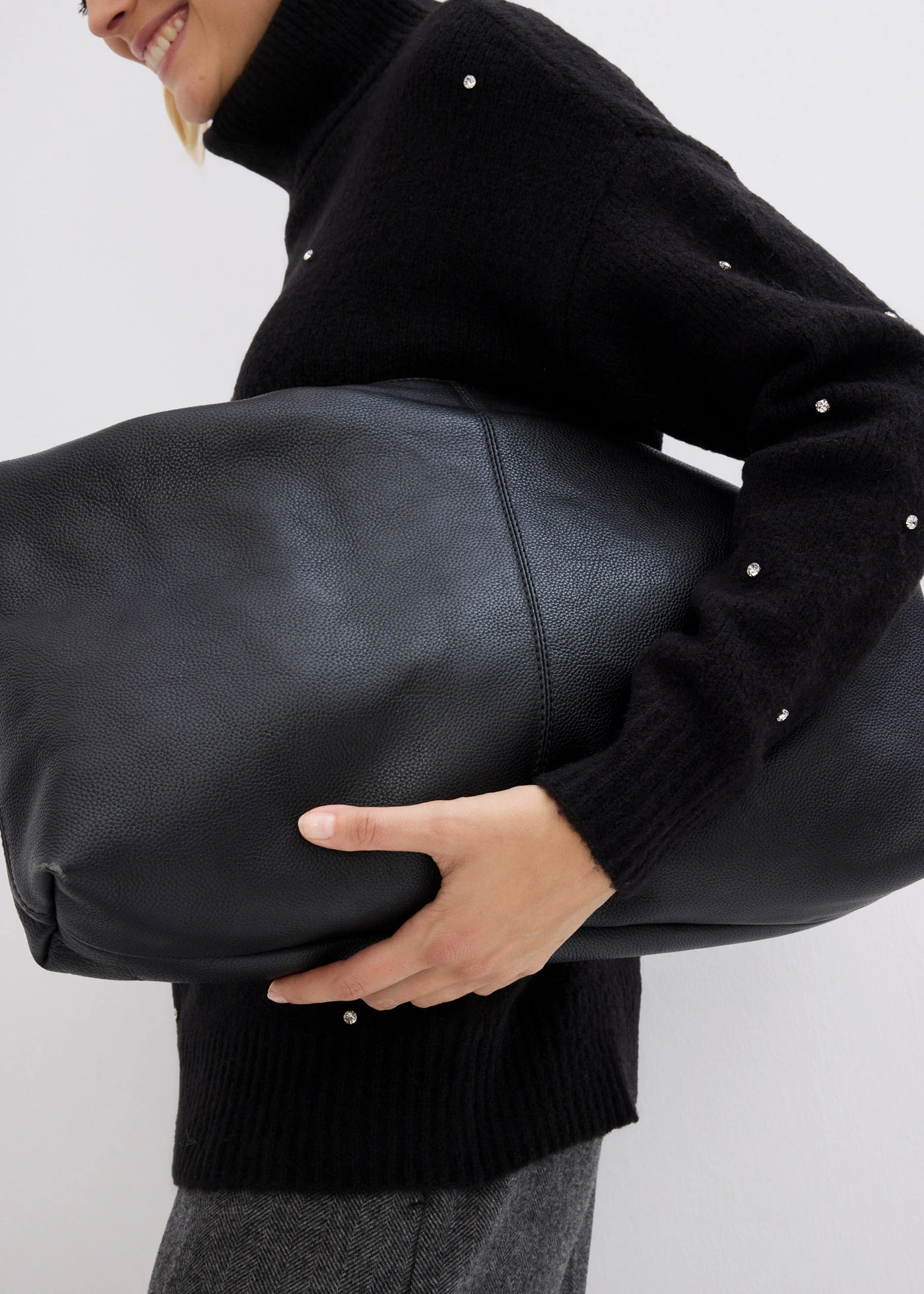 Svetr s rolákovým límcem a štrasovými kamínky • černá • bonprix obchod