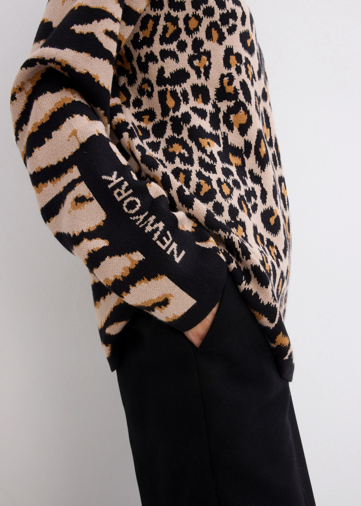 Pulover din tricotaj fin cu design leopard • imprimat leo bej-migdală/maro/negru • magazin bonprix