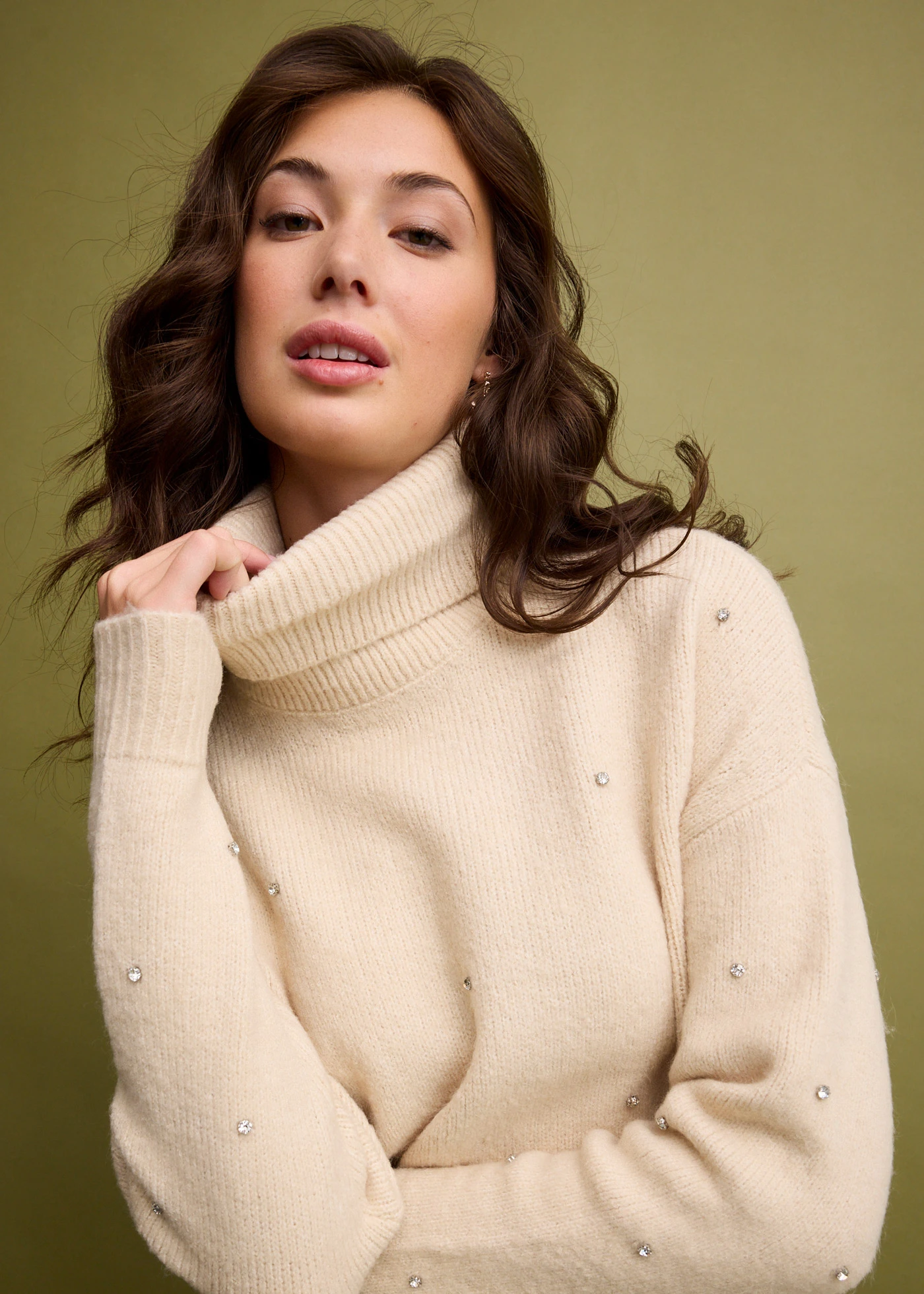 Svetr s rolákovým límcem a štrasovými kamínky • béžová • bonprix obchod