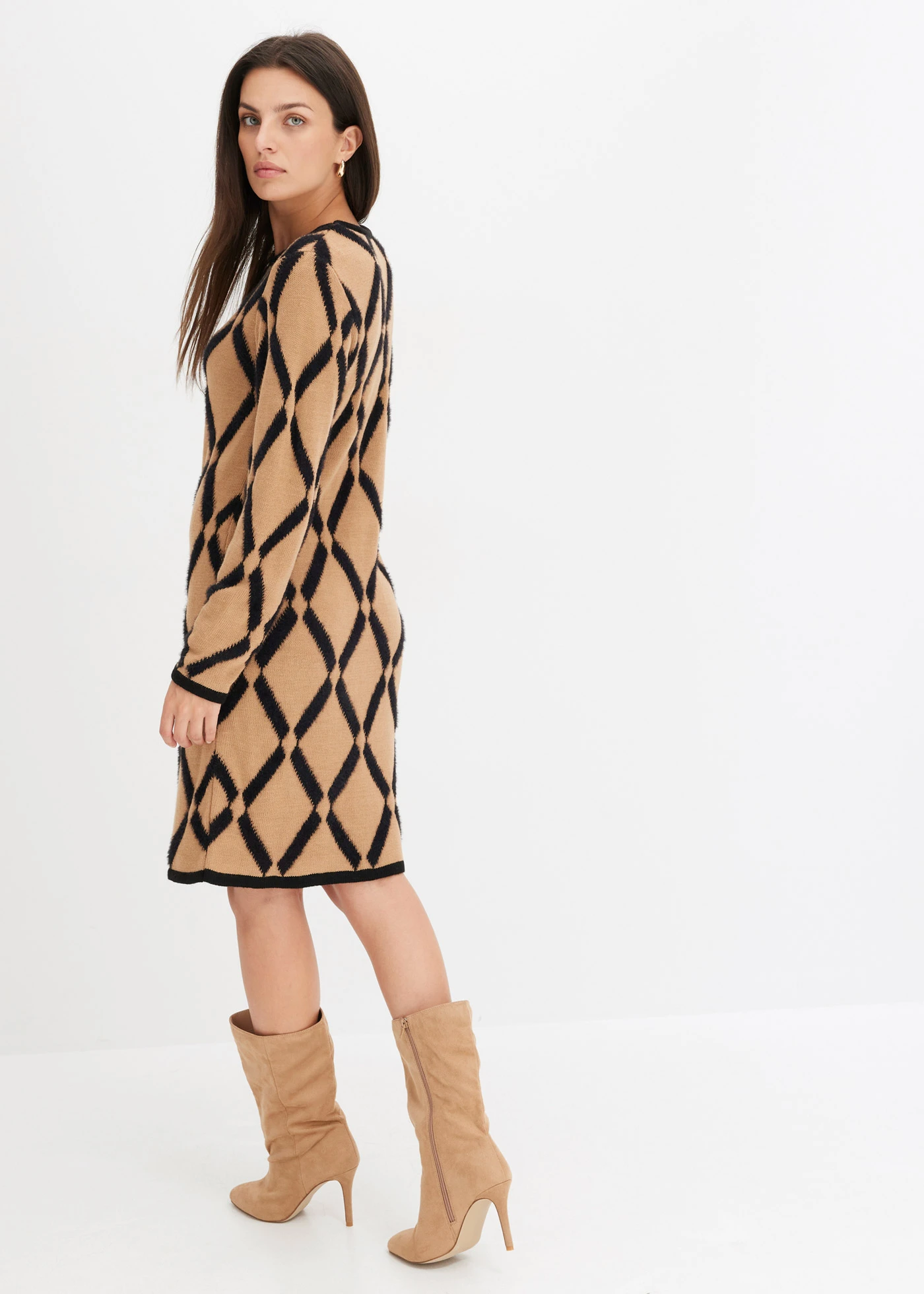 Pletené šaty s kosočtvercovým vzorem, z peříčkové příze • světle hnědo-černá kostka • bonprix obchod