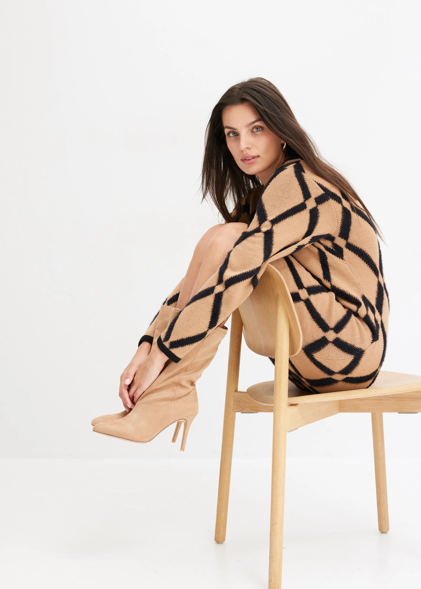 Pletené šaty s kosočtvercovým vzorem, z peříčkové příze • světle hnědo-černá kostka • bonprix obchod