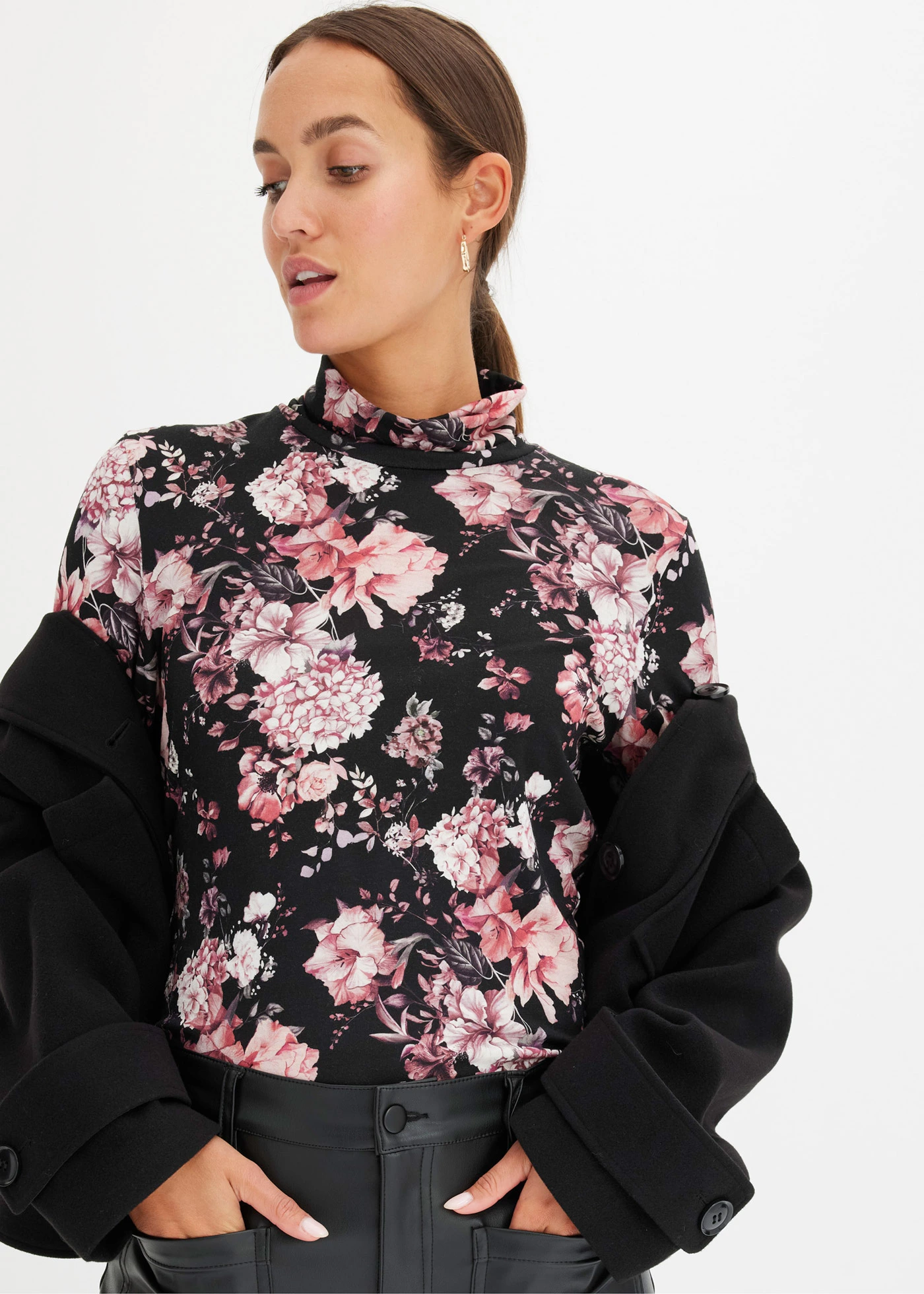 Triko s dlouhým rukávem, z měkké viskózové směsi • černá s květy • bonprix obchod