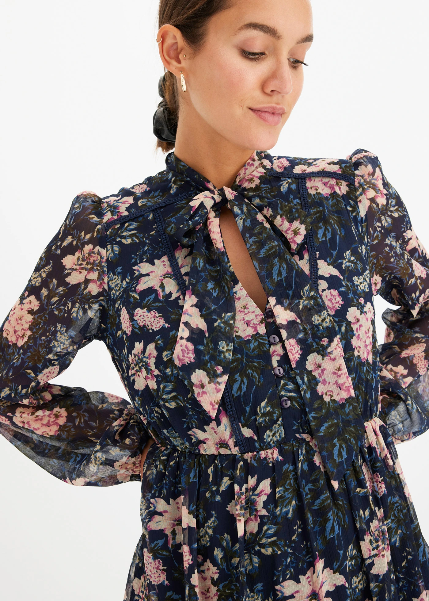 Gedessineerde jurk van chiffon • donkerblauw gebloemd • bonprix online shop