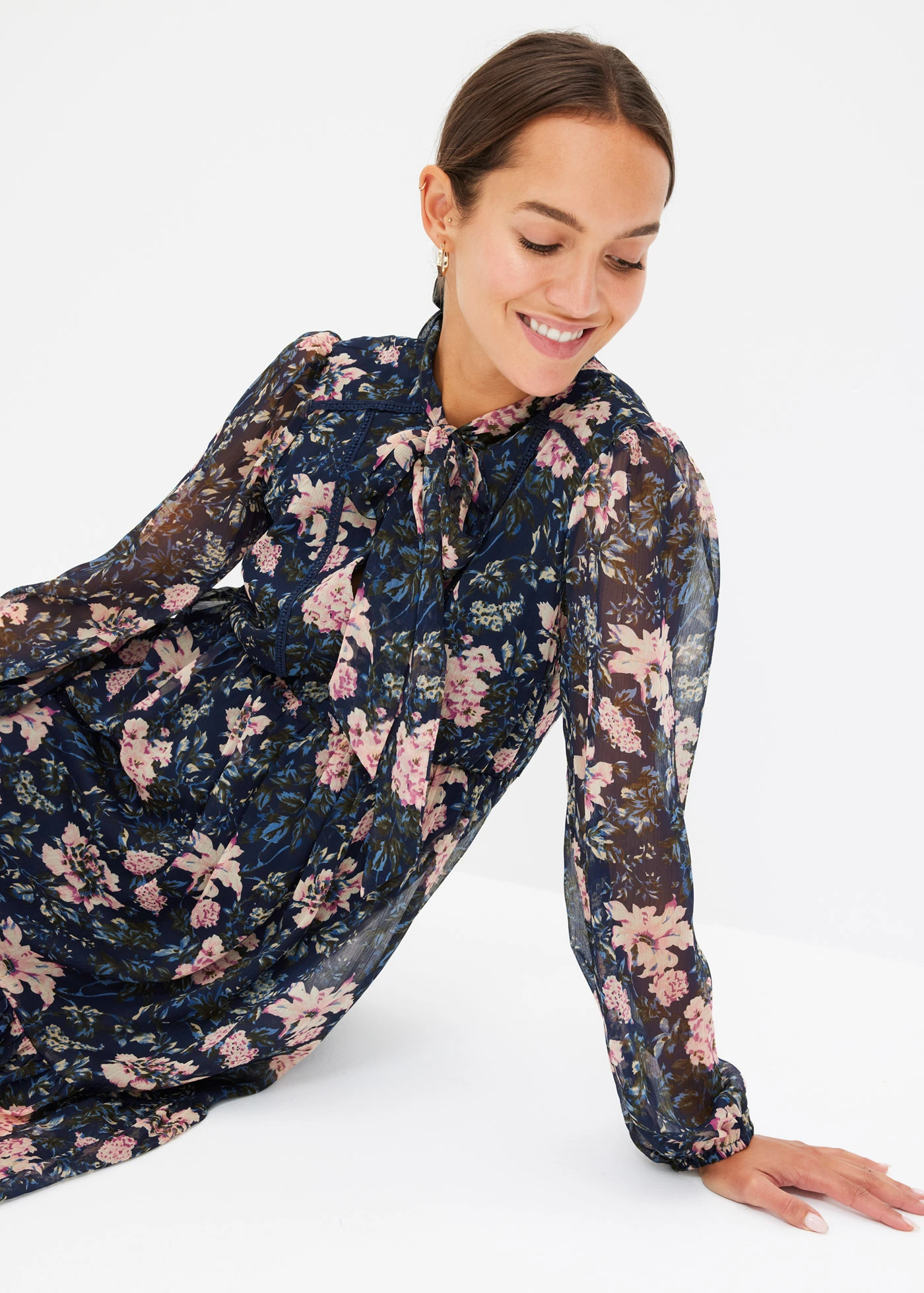 Gedessineerde jurk van chiffon • donkerblauw gebloemd • bonprix online shop