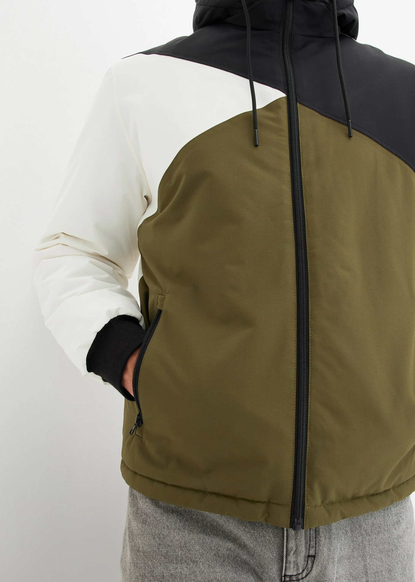 Veste d’hiver tricolore à capuche • noir-écru-olive foncé • Boutique bonprix