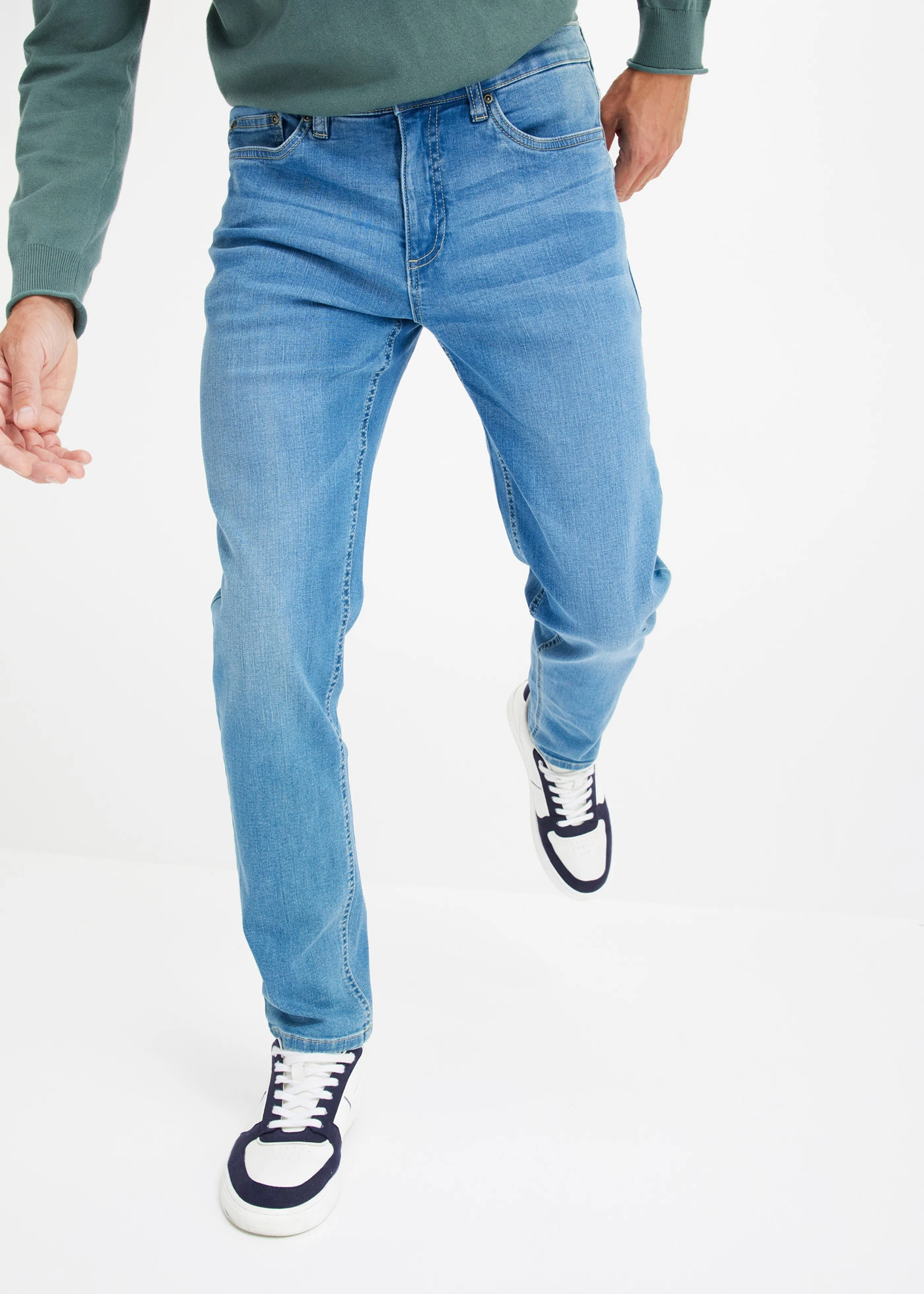 Dżinsy regular fit, z rozszerzanym nogawkami • jasnoniebieski denim • sklep bonprix