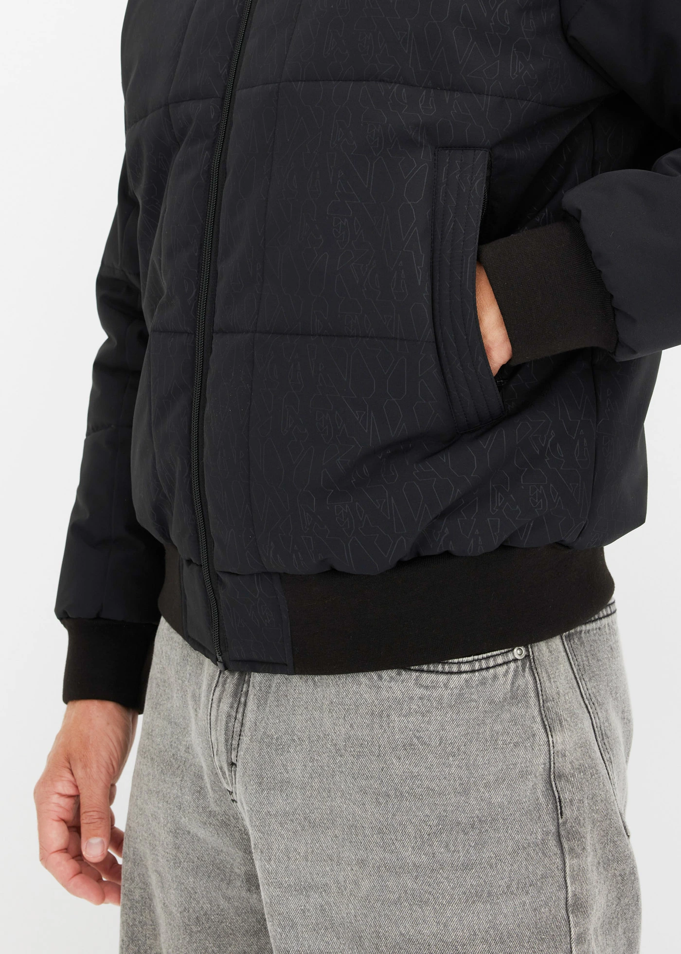 Doudoune courte à capuche avec bordure sherpa • noir • Boutique bonprix